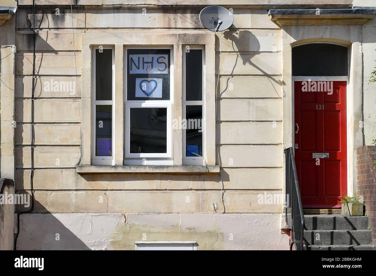 Une maison de Bristol affiche une affiche NHS dans sa fenêtre lorsque le Royaume-Uni entre dans la deuxième semaine de verrouillage en raison de la pandémie mondiale de coronavirus. Banque D'Images