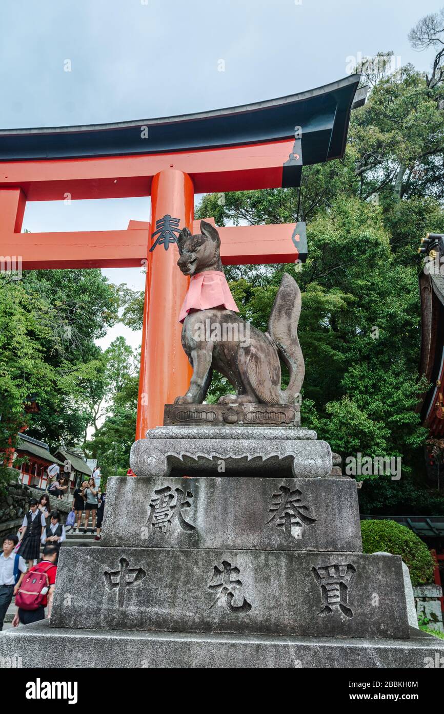 Kyoto, Japon, Asie - 5 septembre 2019 : statue de Fox au sanctuaire de Fushimi Inari Banque D'Images