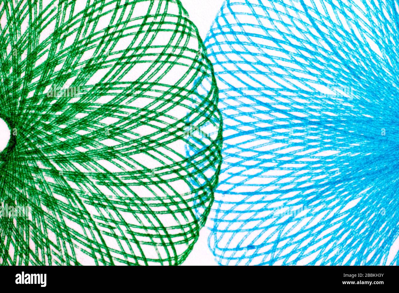 Gros plan sur l'arrière-plan des cercles bordés de vert et de bleu. Dessin du stylet. Banque D'Images