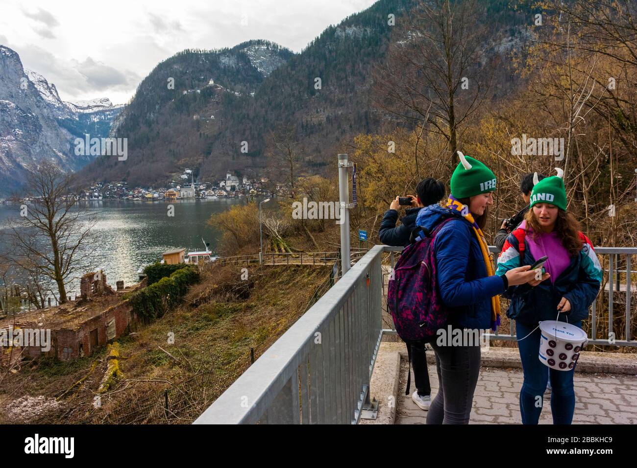 Hallstatt, Autriche, touristes adolescents visitant la vieille ville, Scenic, vacances d'adolescents, Paysage Banque D'Images