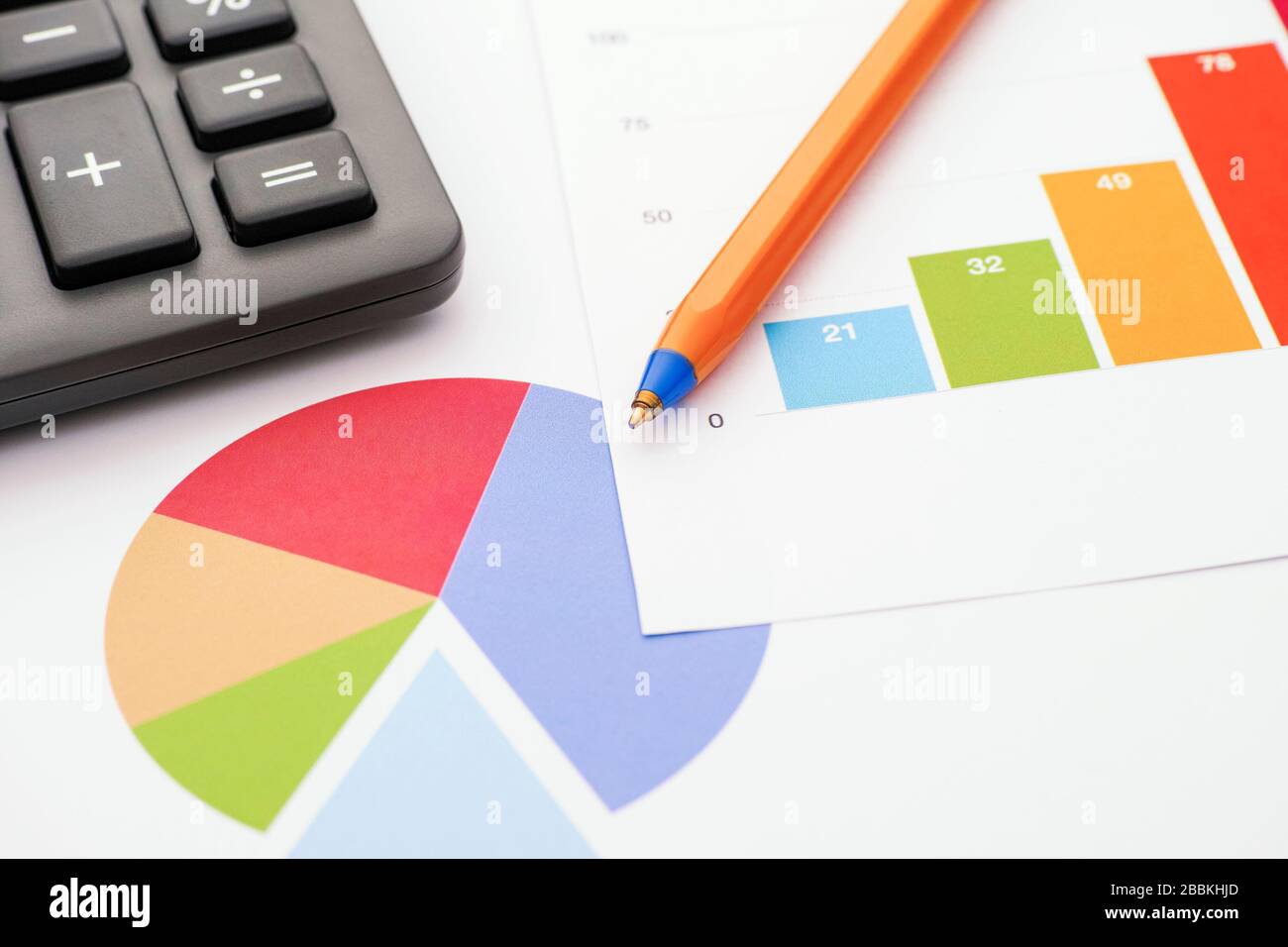 États financiers. Graphique commercial. Stylo bille et calculatrice sur une carte financière ou des données de marché boursier. Gros plan. Banque D'Images