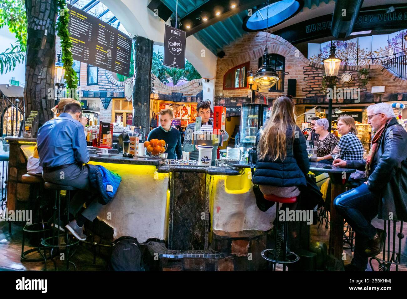 Vienne, Autriche, Groupe de personnes à l'intérieur de partager café au