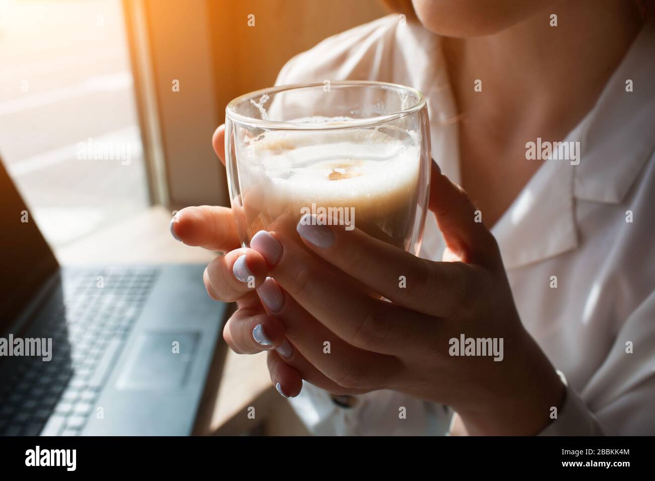 Le modèle féminin contient une tasse de café à la main. Gros plan du café dans la main Banque D'Images