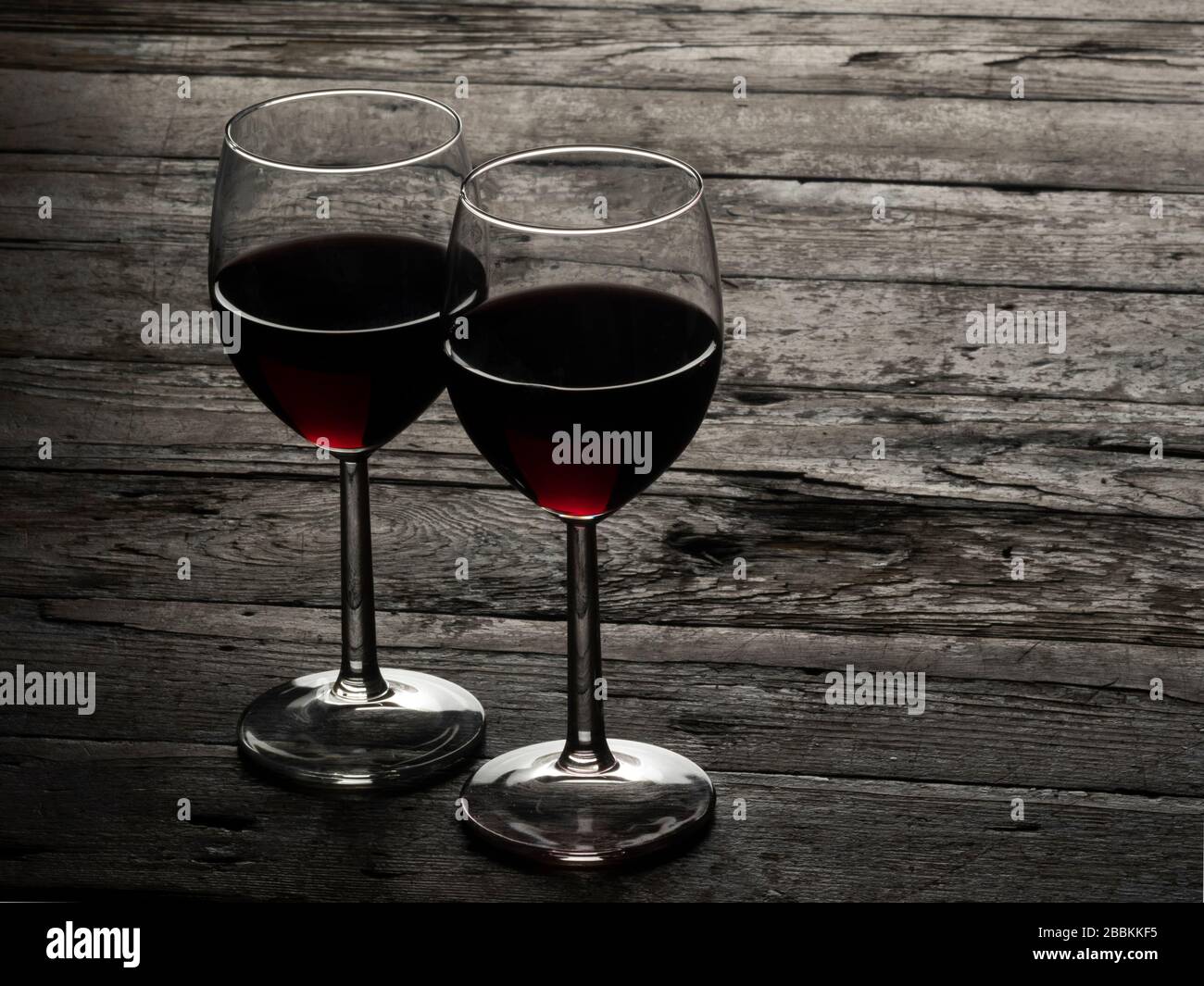 Gros plan rustique de deux verres à vin rouge sur la table Banque D'Images