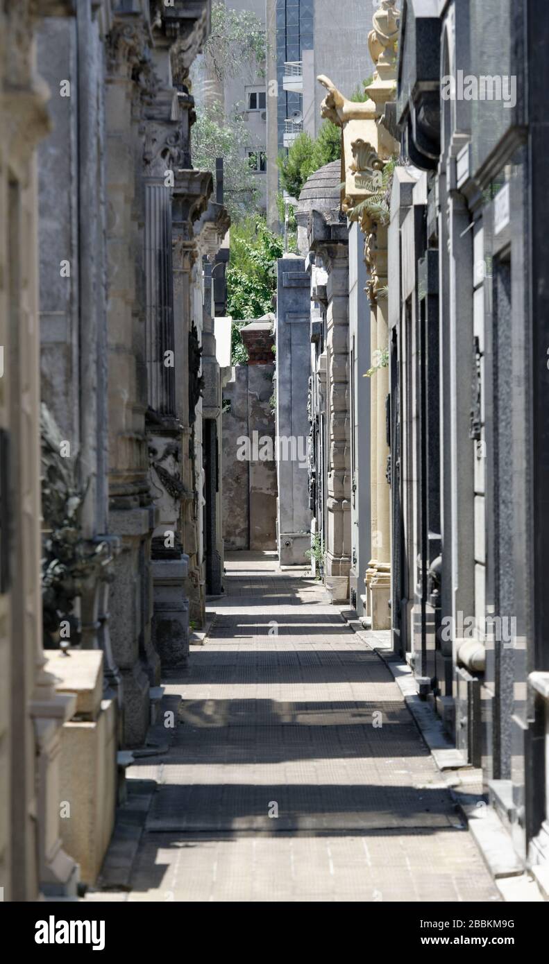 Des tombes bordent les rues étroites du cimetière de la Recoleta dans le centre de Buenos Aires Banque D'Images