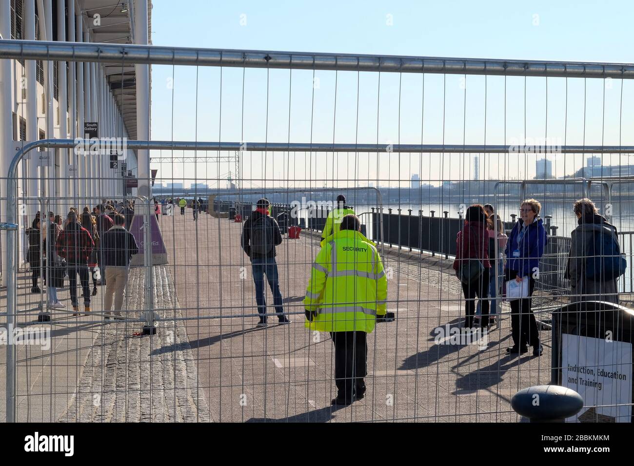Londres, Royaume-Uni, 01 avril 2020, le personnel et les bénévoles arrivent ce matin à l'hôpital de campagne NHS Nightingale de Londres où le NHS traitera les patients de Covid-19 d'aujourd'hui. Crédit : Michelle Sadgrove/Alay Live News Banque D'Images