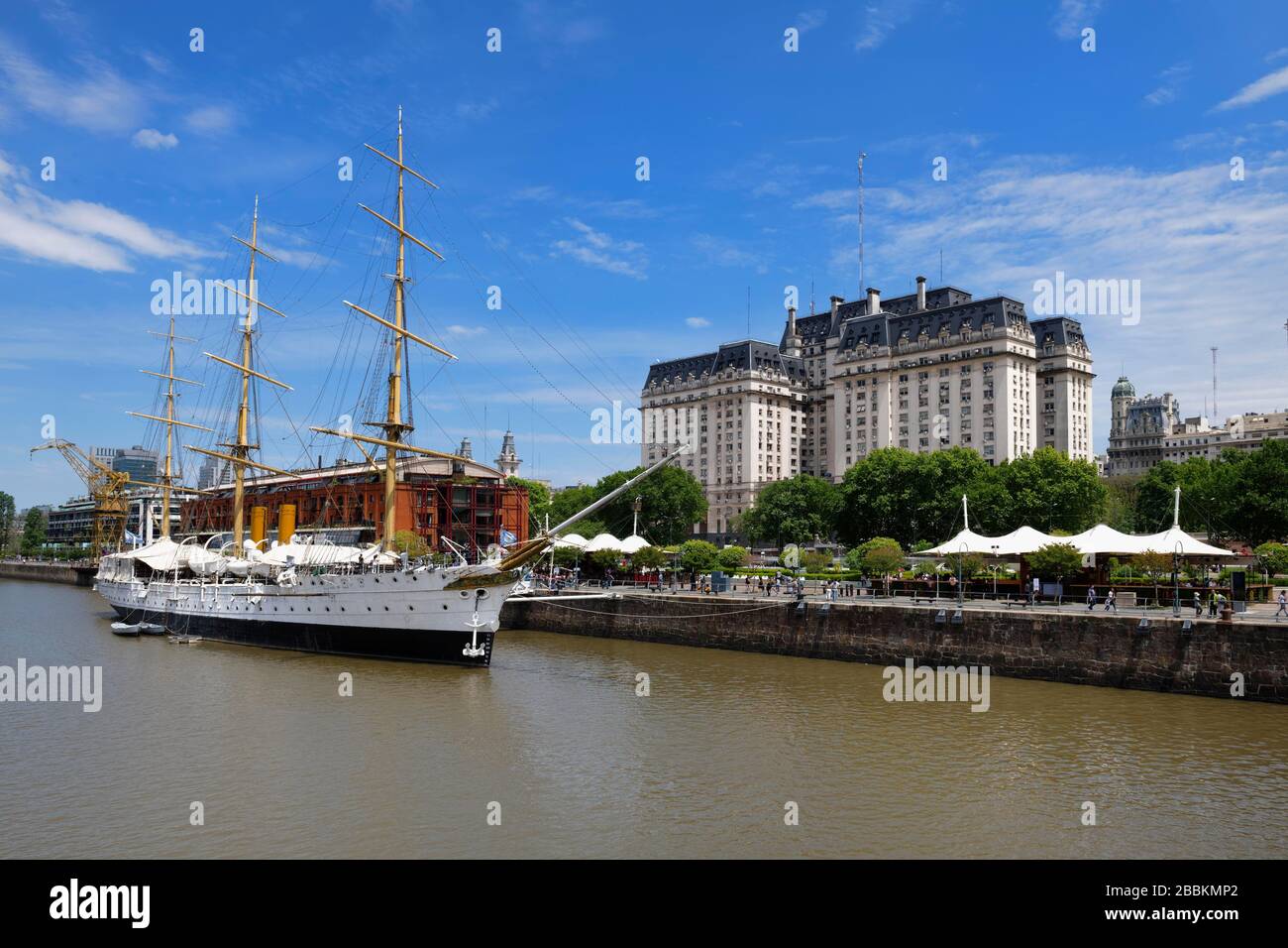 Ministère argentin de la défense ou bâtiment Libertador et frégate Sarmiento à Puerto Madero, Buenos Aires, Argentine Banque D'Images