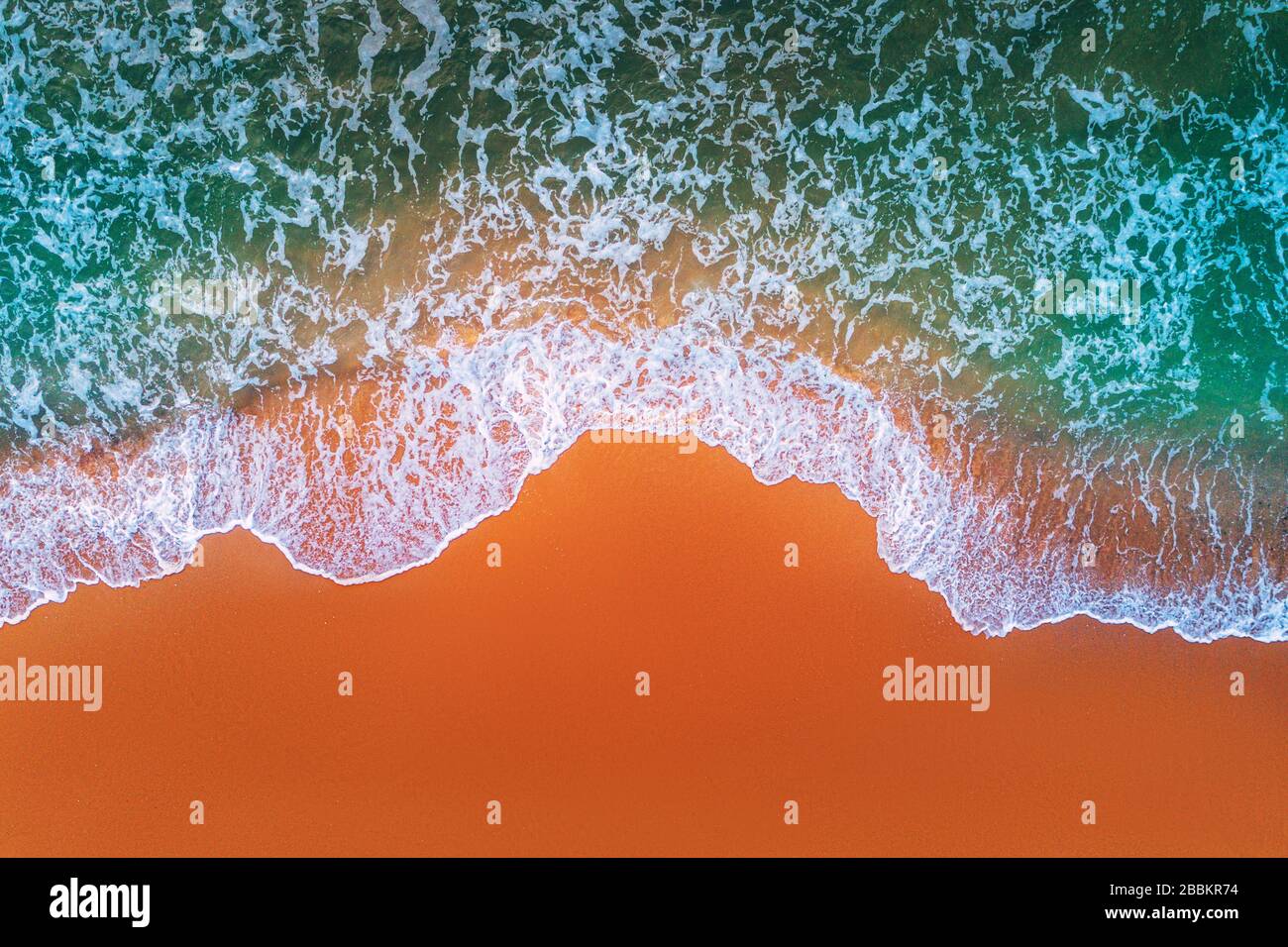 Vue aérienne des vagues de la mer et de la plage de sable fin. Banque D'Images