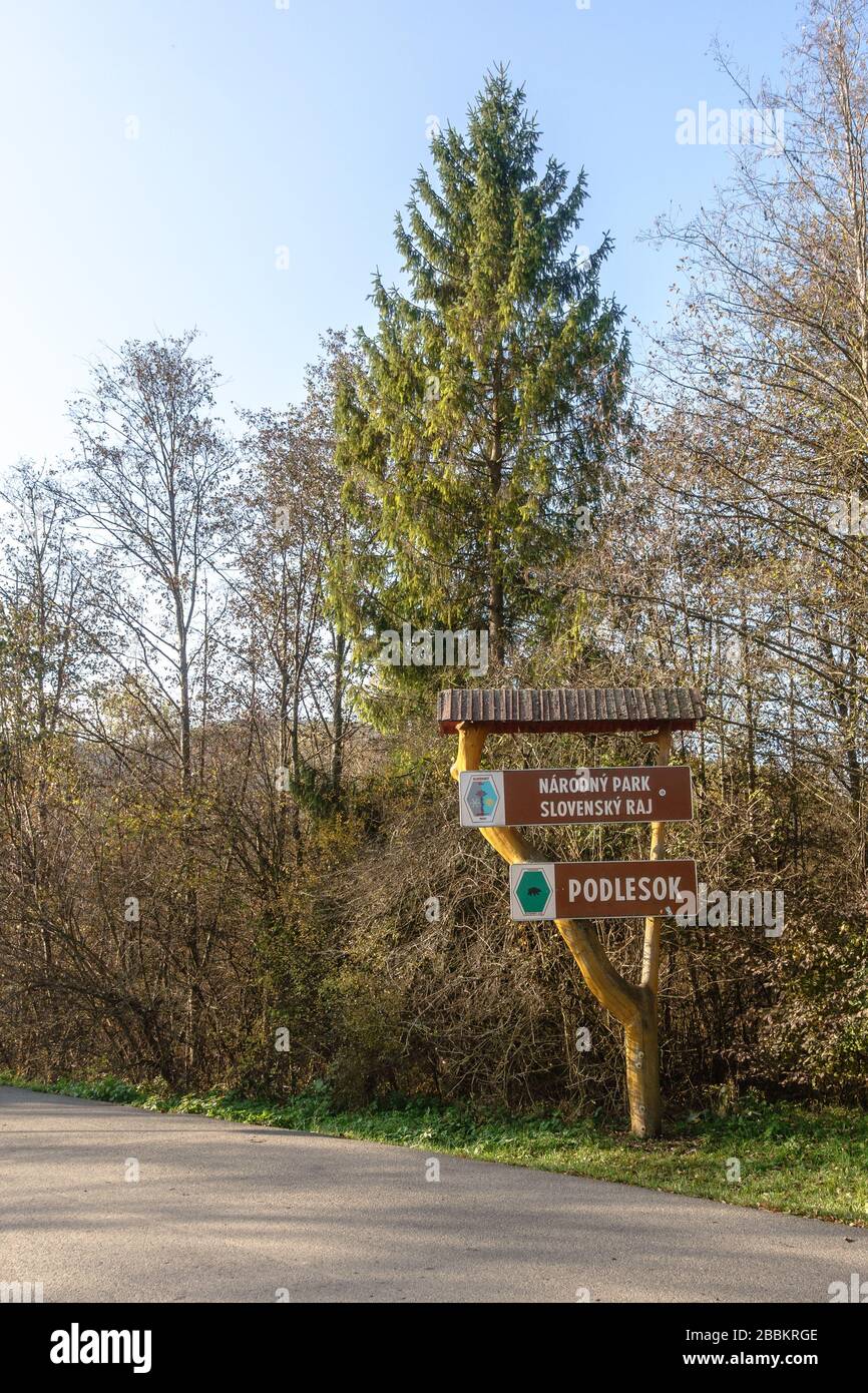 Un panneau sur la route de Podlesok dans le parc national Slovak Paradise Banque D'Images