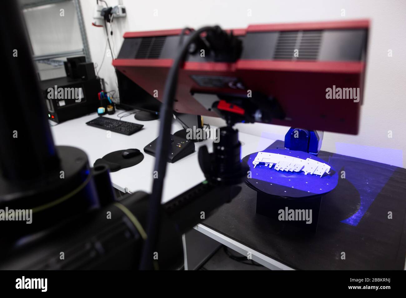 Scanner professionnel en trois dimensions scannant un objet industriel, moulage en plastique placé sur un plateau tournant, concept de métrologie Banque D'Images