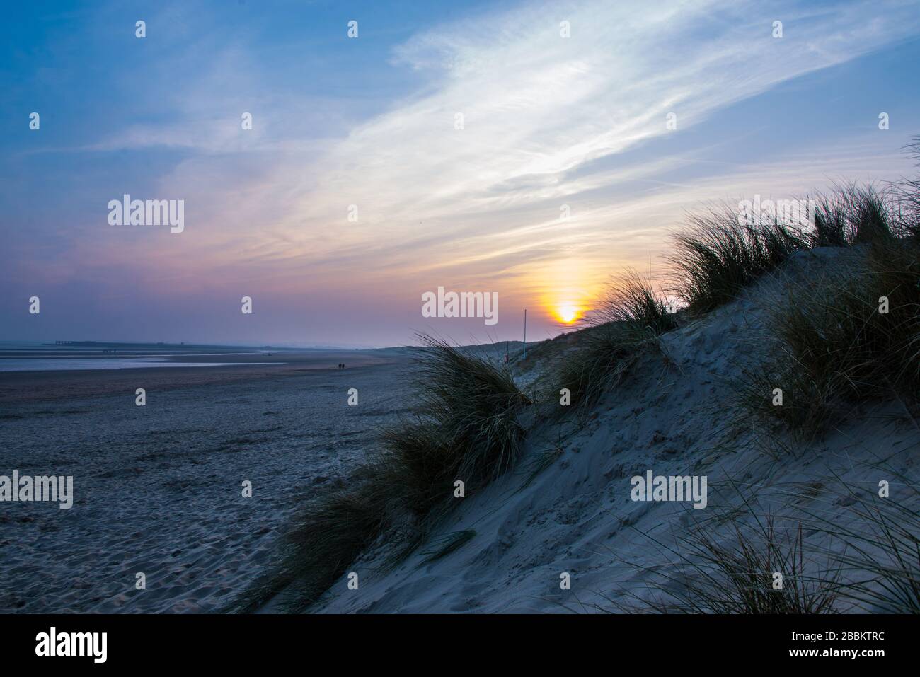 Magnifique coucher de soleil dans le ciel bleu de Camber Sands et dunesAngleterre de sable Banque D'Images