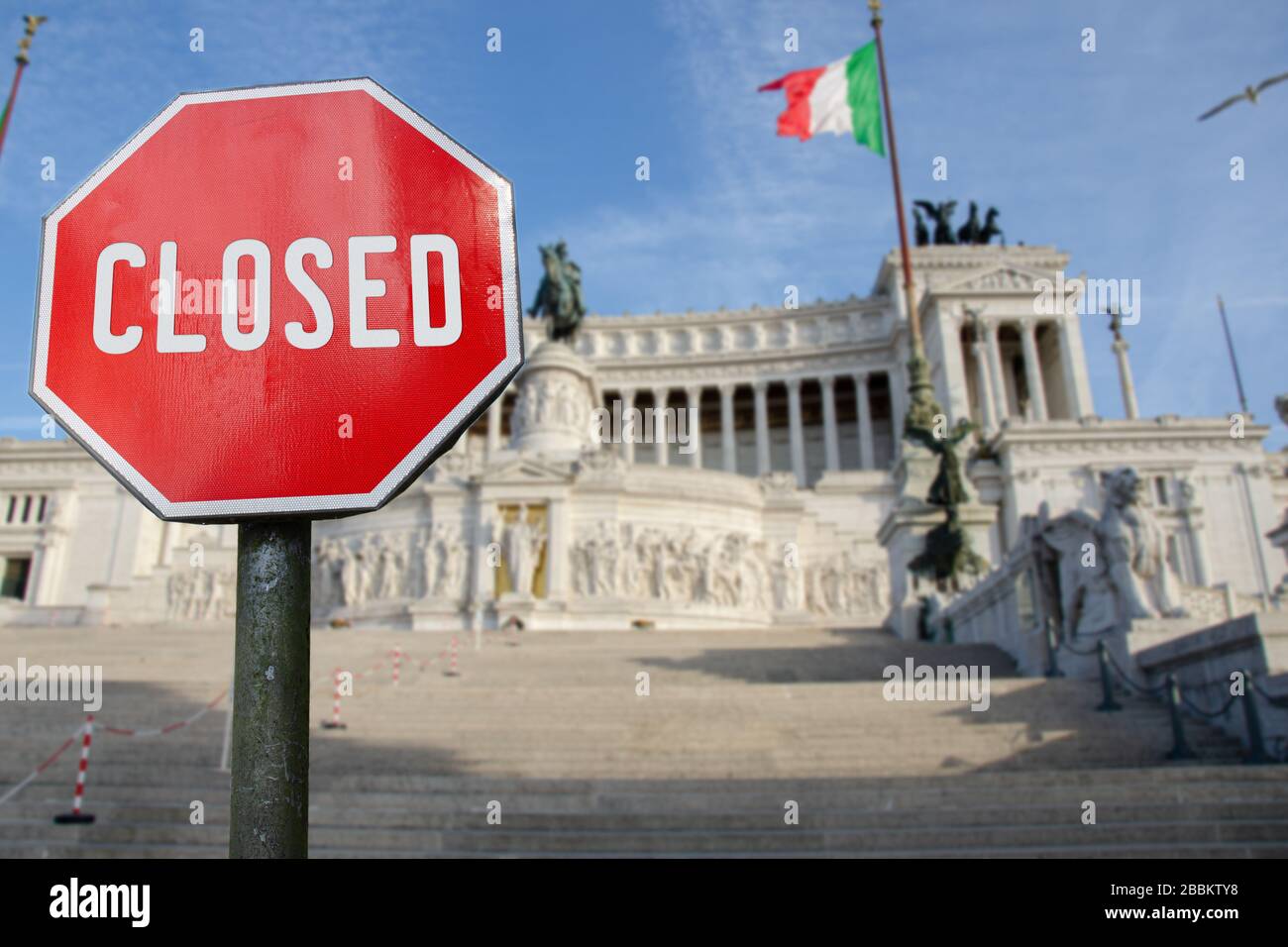 Panneau fermé avec autel de la patrie à Rome, Italie. Quarantaine globale, tout est fermé Banque D'Images