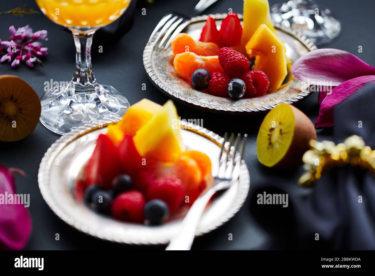 Le petit déjeuner tropical vif servait des verres en cristal de luxe et des couverts argentés Banque D'Images