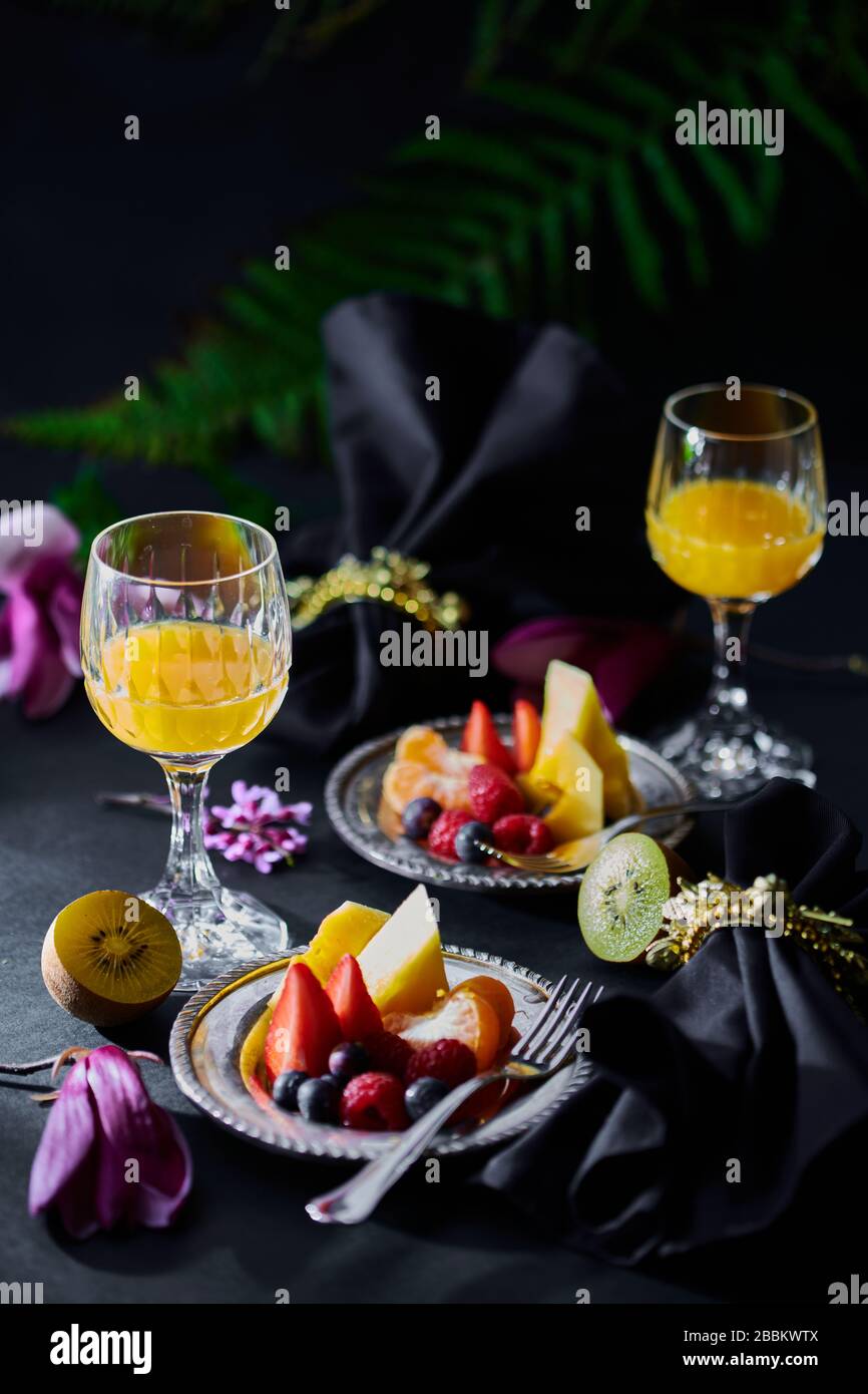 Le petit déjeuner tropical vif servait des verres en cristal de luxe et des couverts argentés Banque D'Images