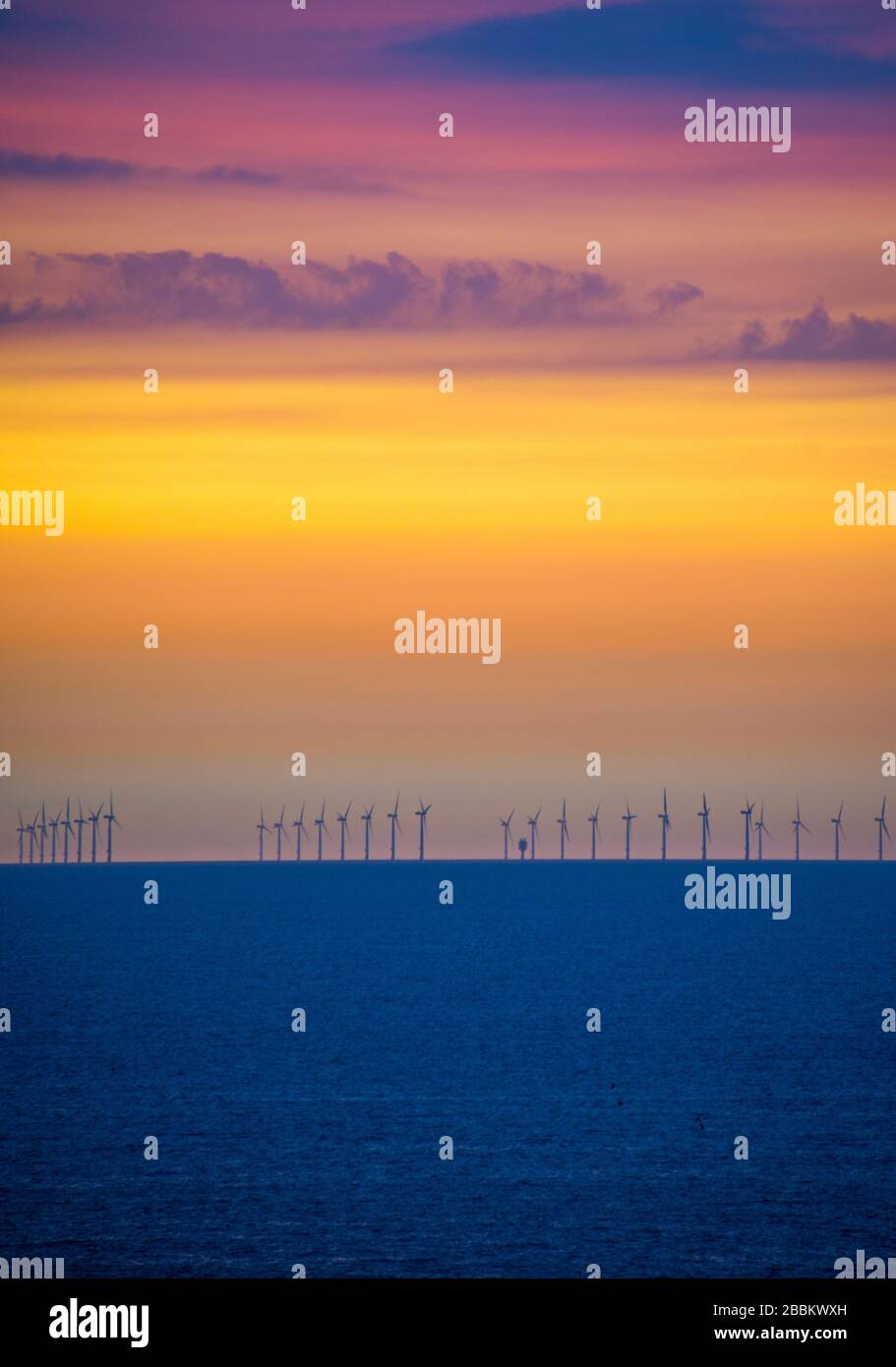 Coucher de soleil surplombant le parc éolien de East Runton Angleterre Banque D'Images