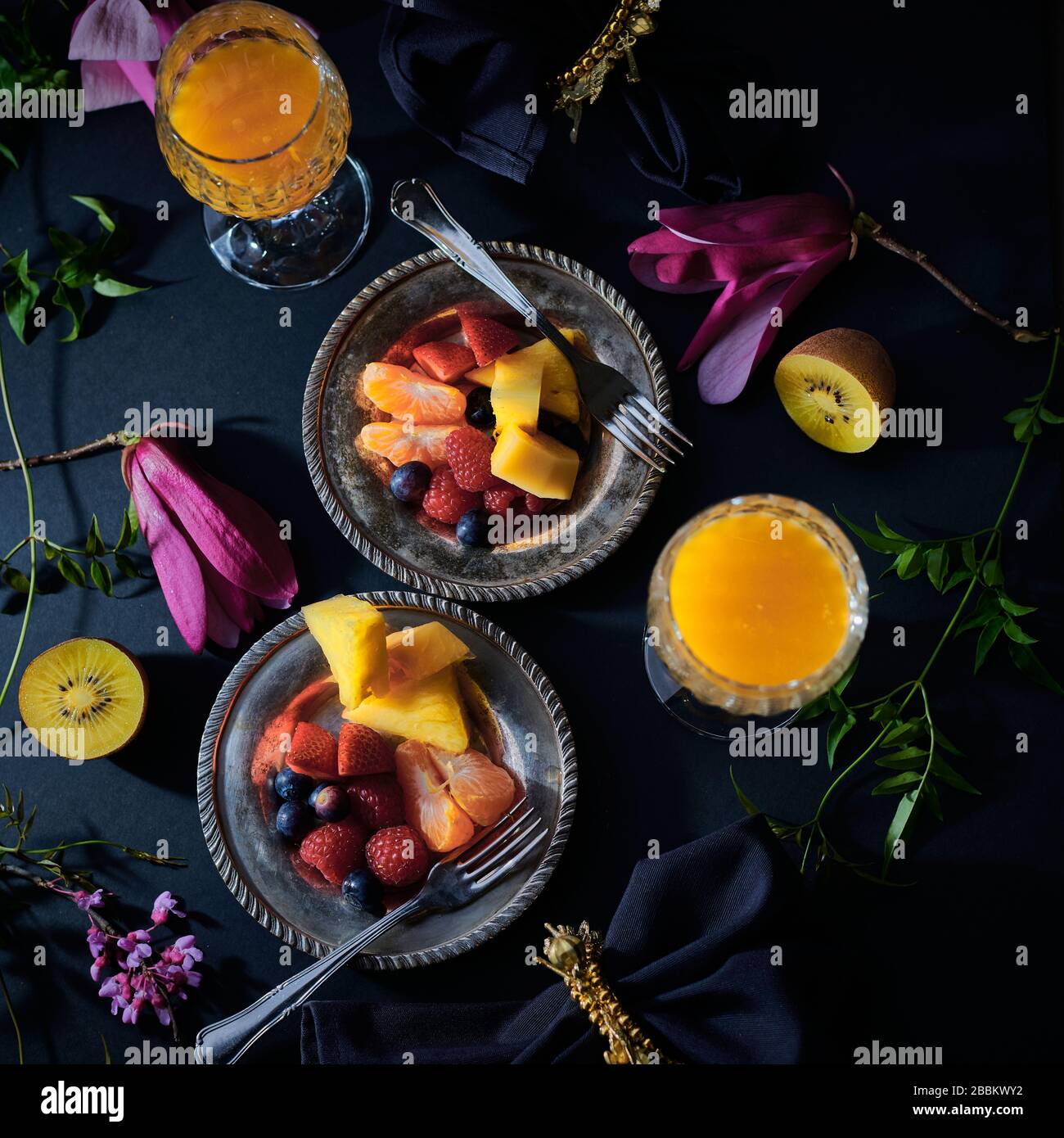 Le petit déjeuner tropical vif servait des verres en cristal de luxe et des couverts argentés Banque D'Images