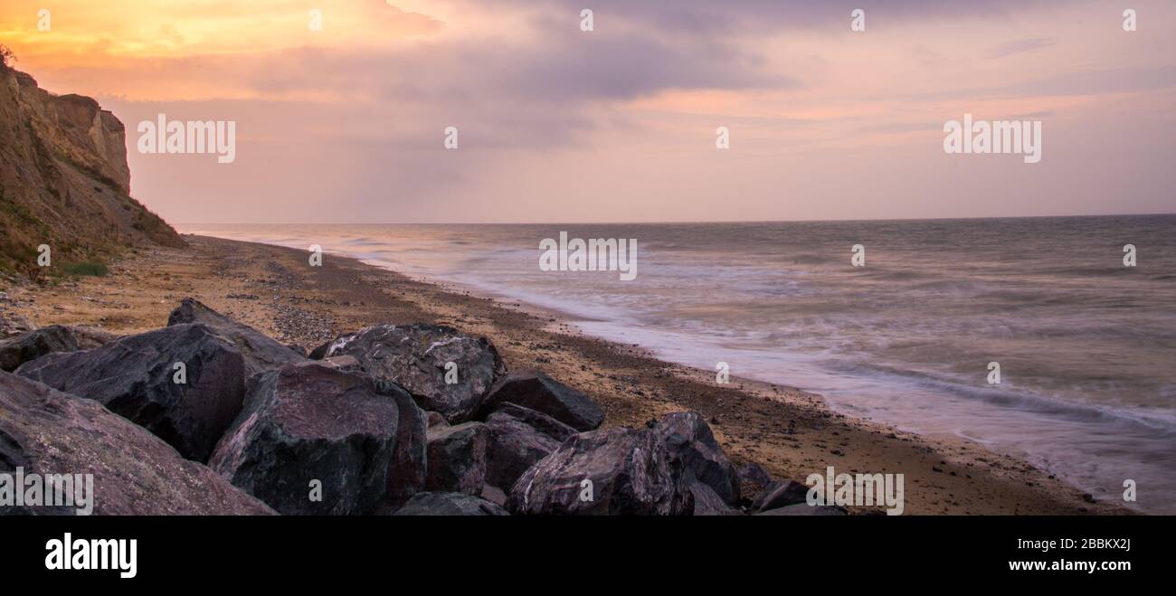 Coucher de soleil et falaises dans East Runton Norfolk England Banque D'Images