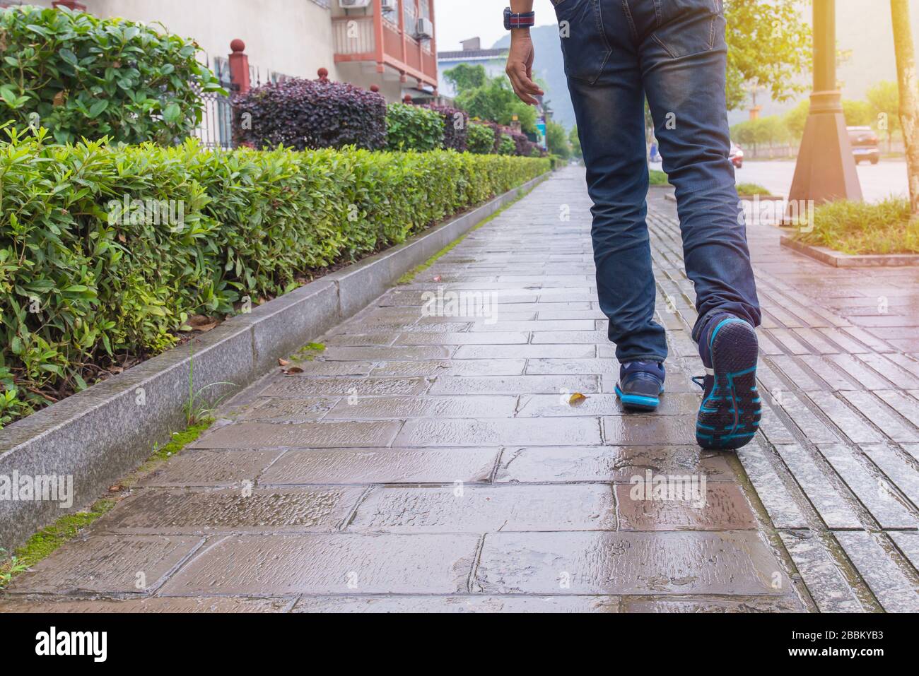 Homme Jean et chaussures de basket marche sur le sentier Photo Stock - Alamy