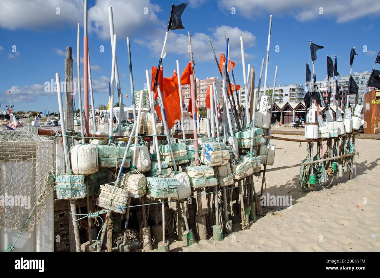 Monte Gordo, Portugal - 18 novembre 2019: Flotteurs et filets appartenant aux pêcheurs locaux, séchant au soleil sur la plage de sable de la mer res Banque D'Images