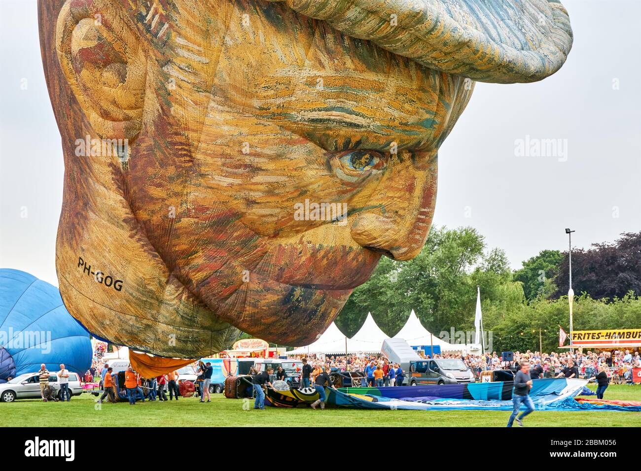Ballon à air chaud de forme spéciale en forme de tête de Vincent van Gogh lors du 34e festival de ballonfeesten de la Frie, à Joure, aux pays-Bas. Banque D'Images