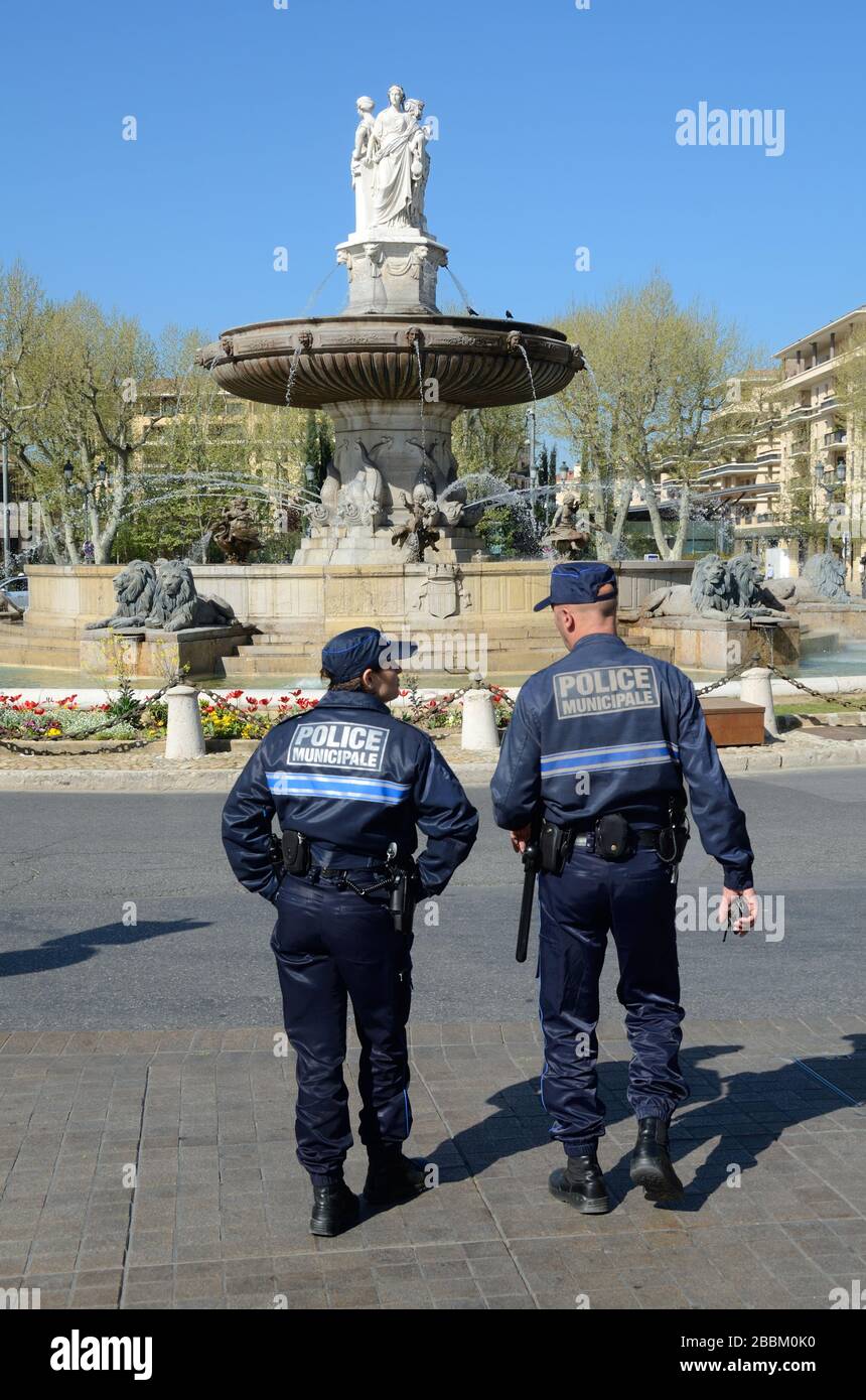 Police municipale ou police française devant la fontaine de la Rotonde à l'extrémité ouest du cours Mirabeau Aix-en-Provence Provence france Banque D'Images