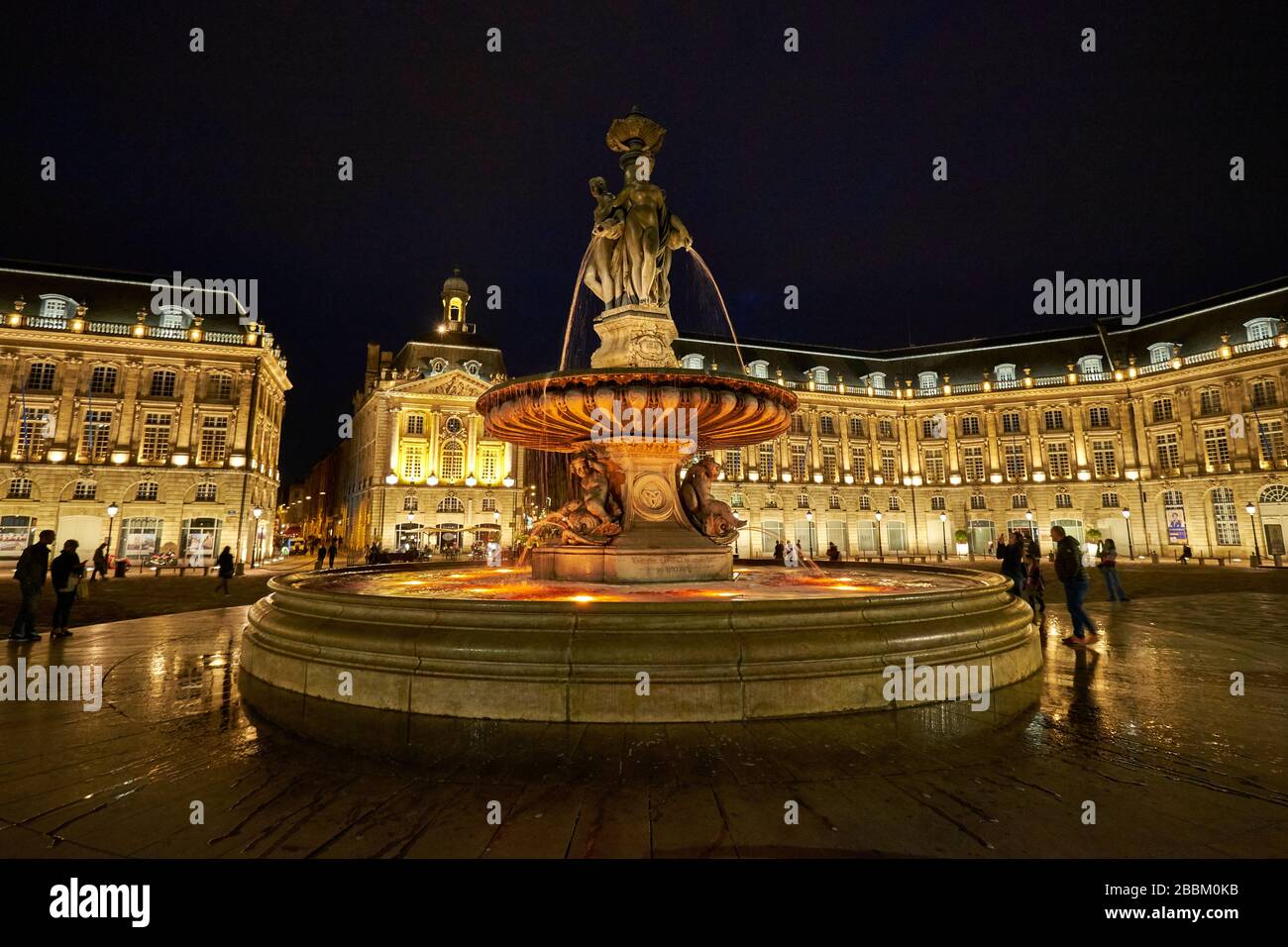 Vue nocturne sur la place de la Bourse et la fontaine des trois Grâces à Bordeaux Banque D'Images