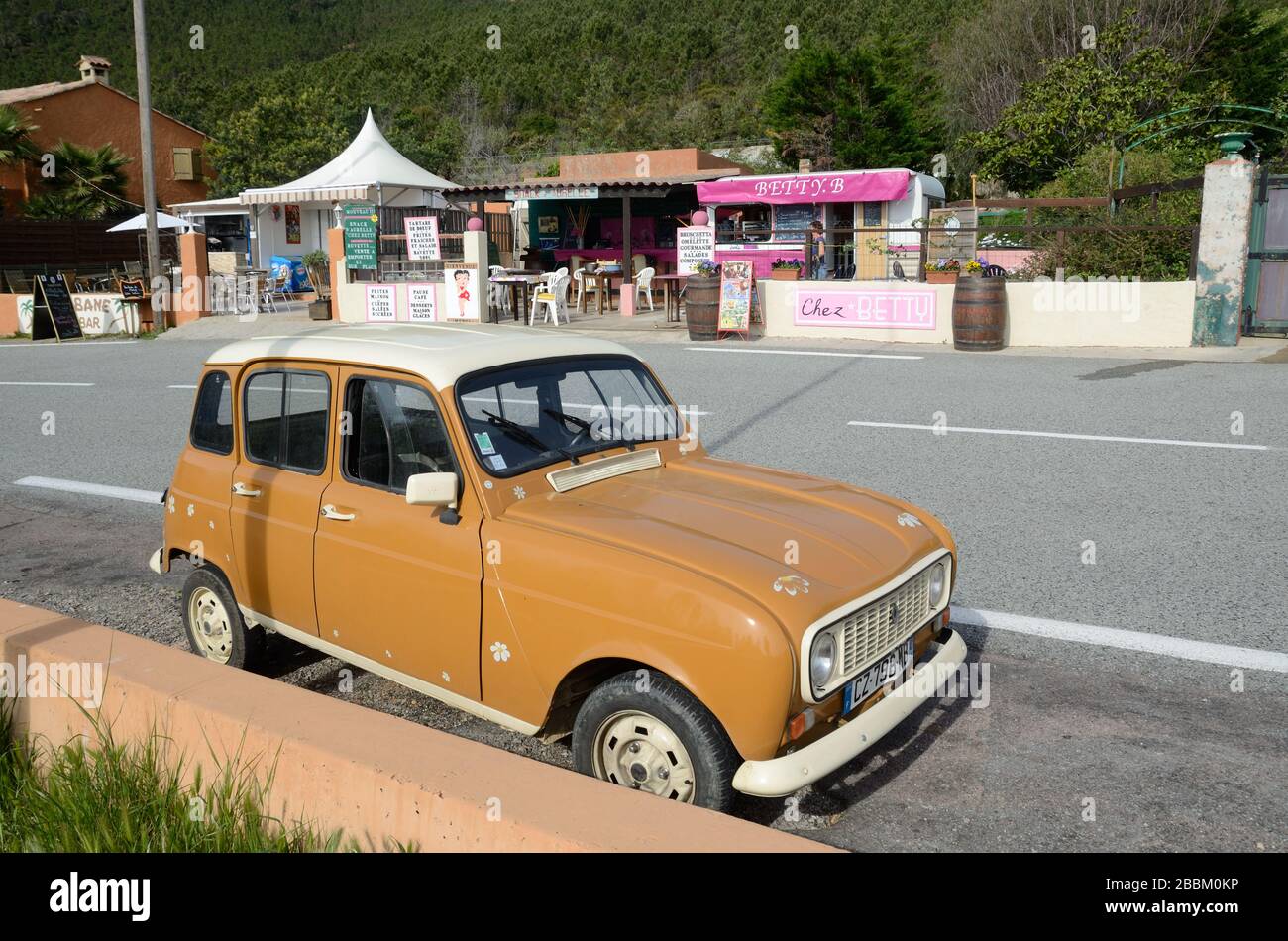 Vintage Renault 4 L car & snack Bar sur la Corniche d'Or, Massif de l'Esterel entre Saint Raphaël & Mandelieu-la-Napoule Var Côte d'Azur France Banque D'Images
