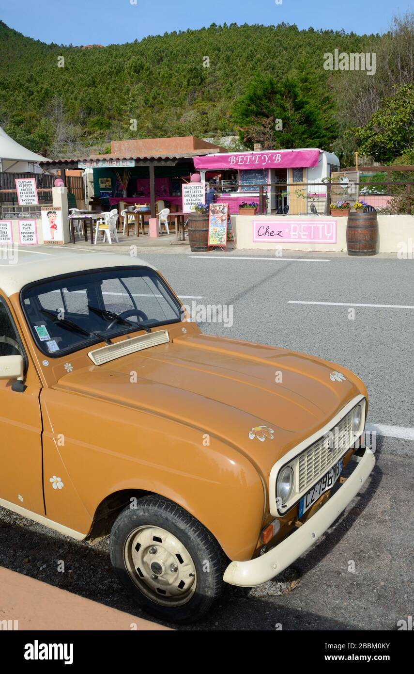 Vintage Renault 4 L car & snack Bar sur la Corniche d'Or, Massif de l'Esterel entre Saint Raphaël & Mandelieu-la-Napoule Var Côte d'Azur France Banque D'Images
