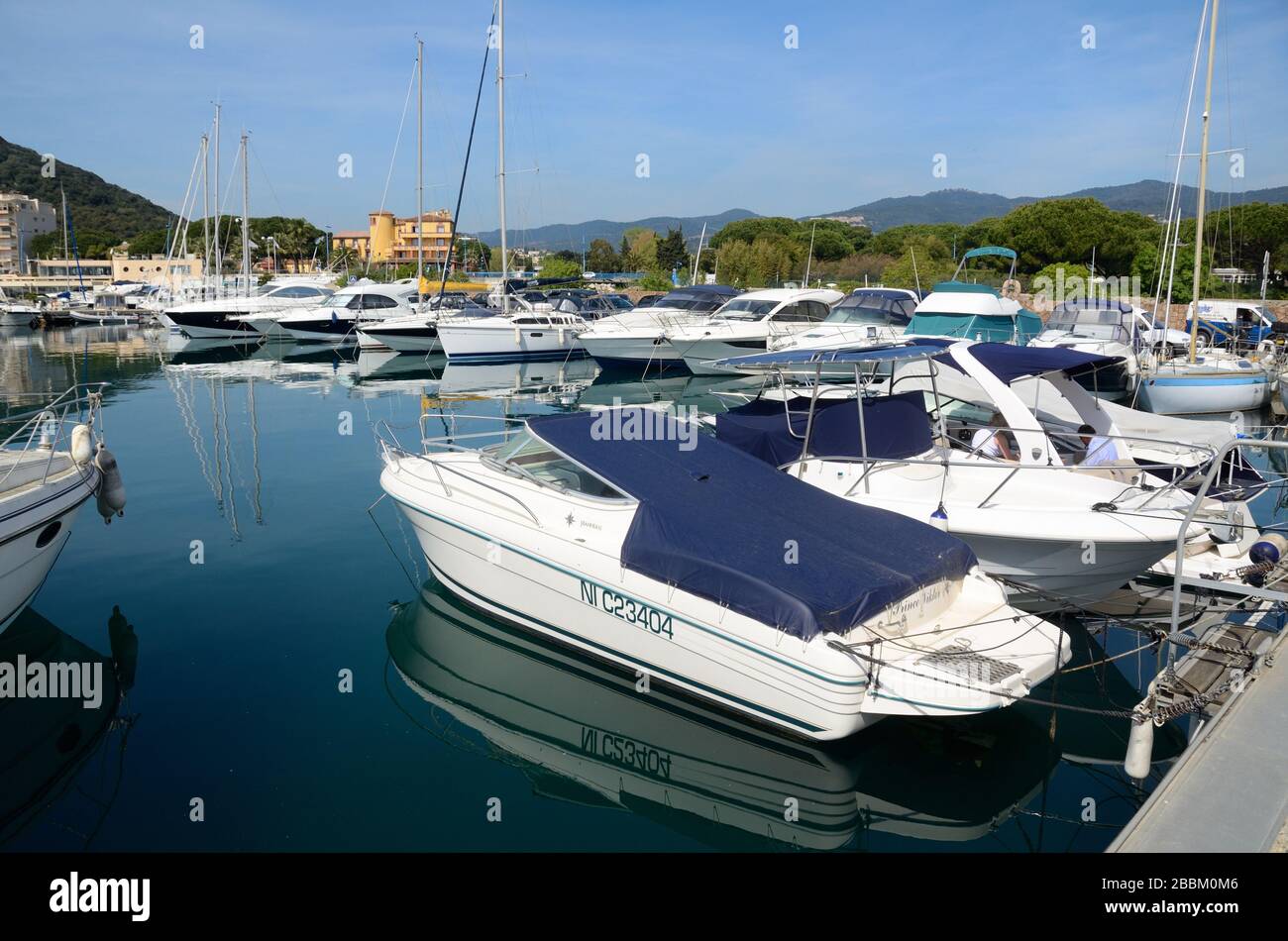 Bateaux amarrés à Mandelieu-la-Napoule Pleasure Port ou Marina Var Côte d'Azur ou Côte d'Azur France Banque D'Images