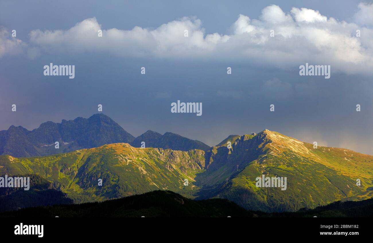 Vue panoramique sur les montagnes de High Tatra avec les pics de Kasprowy Wierch, Czerwone Wierchy et Swinica sous les nuages vus de Zakopane en Pologne Banque D'Images
