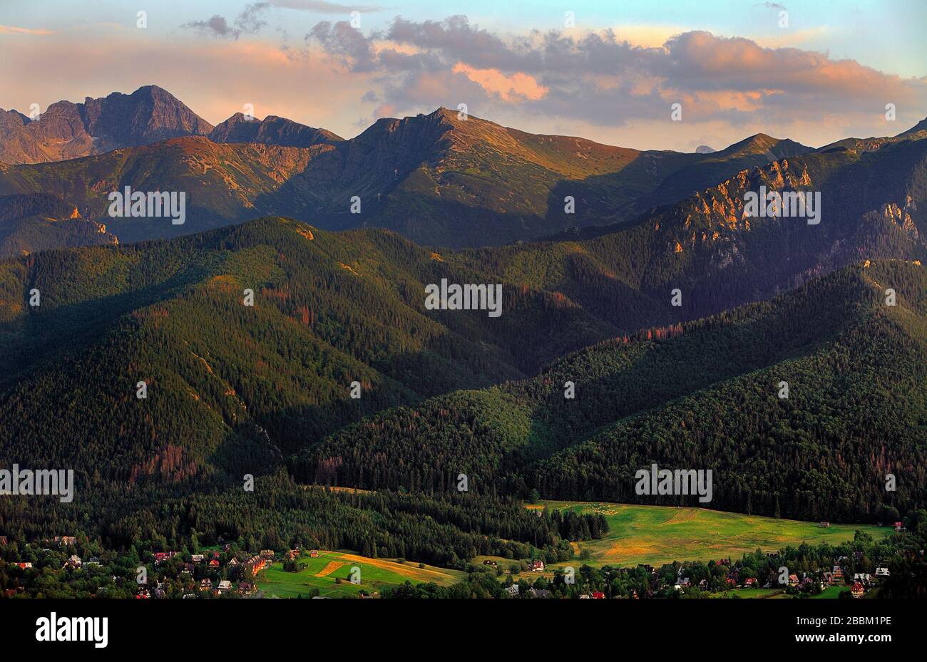 Vue panoramique sur les montagnes des Hautes Tatras avec les pics Kasprowy Wierch, Czerwone Wierchy et Swinica vus de Zakopane en Pologne Banque D'Images