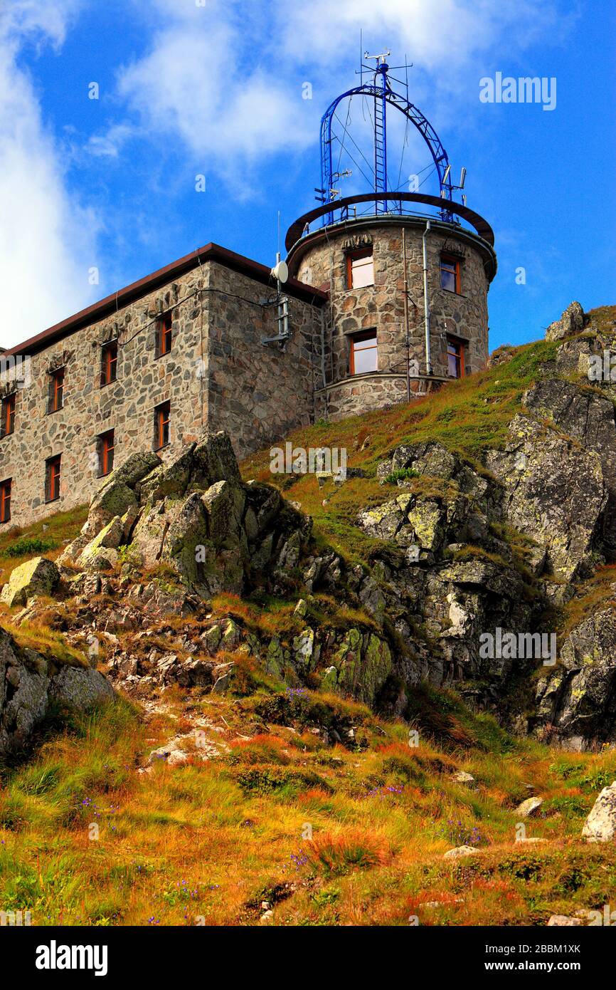 Zakopane, Lesser Pologne / Pologne - 2009/08/16: Station météorologique historique au sommet de Kasprowy Wierch dans les montagnes Tatra en Pologne Banque D'Images