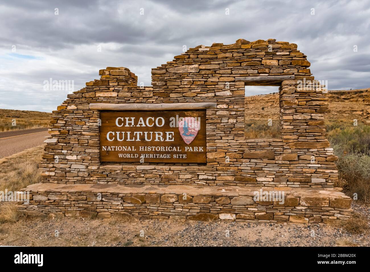 Élégant panneau d'entrée du service de parc national, avec l'aspect des bâtiments de maçonnerie construits par les peuples ancestraux de Pueblo, dans Chaco Culture Nati Banque D'Images