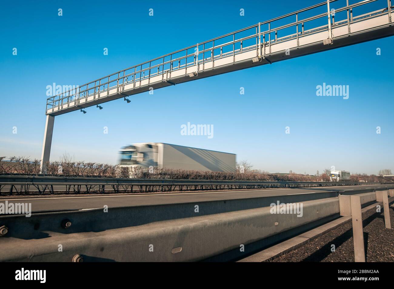 Camions passant par la porte à péage sur la route, frais de route, concept industriel Banque D'Images