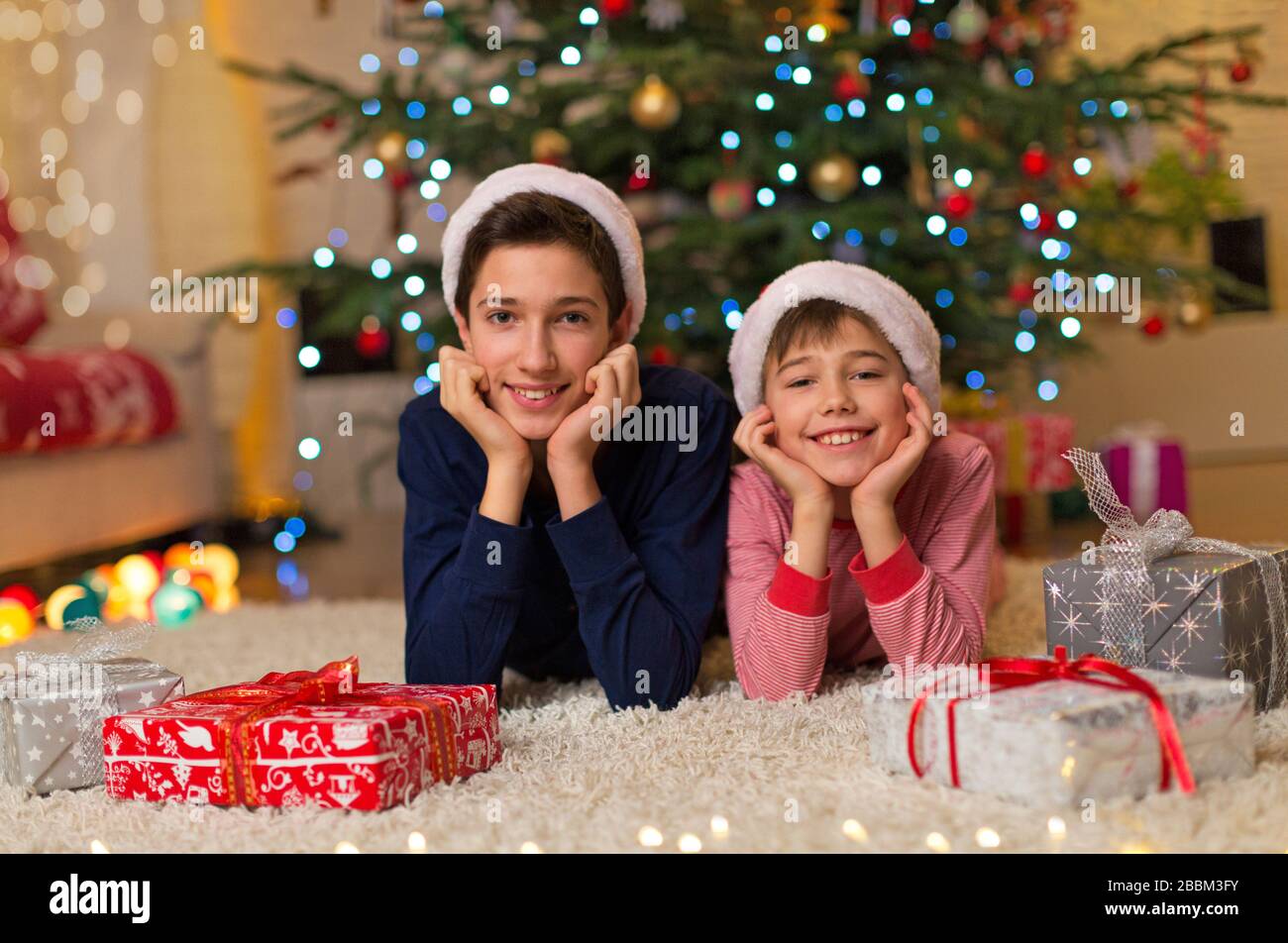 Joyeux enfant avec des cadeaux à l'heure de Noël Banque D'Images