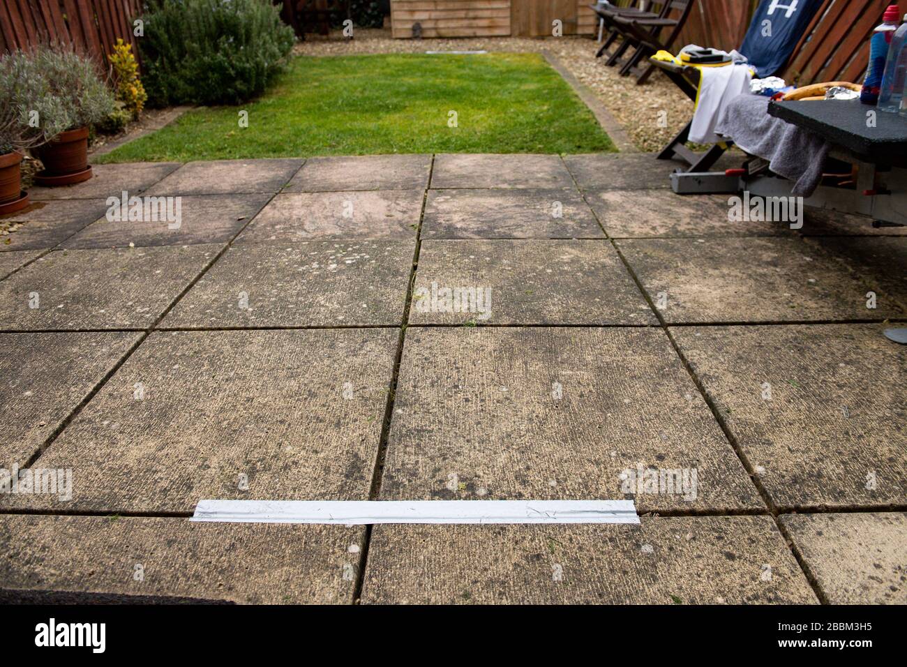 Vue générale sur le jardin appartenant à James Campbell, 31 ans, qui est en cours de marathon de 26,2 miles à Cheltenham, dans le Gloucestershire, tout en étant en position de verrouillage. Banque D'Images