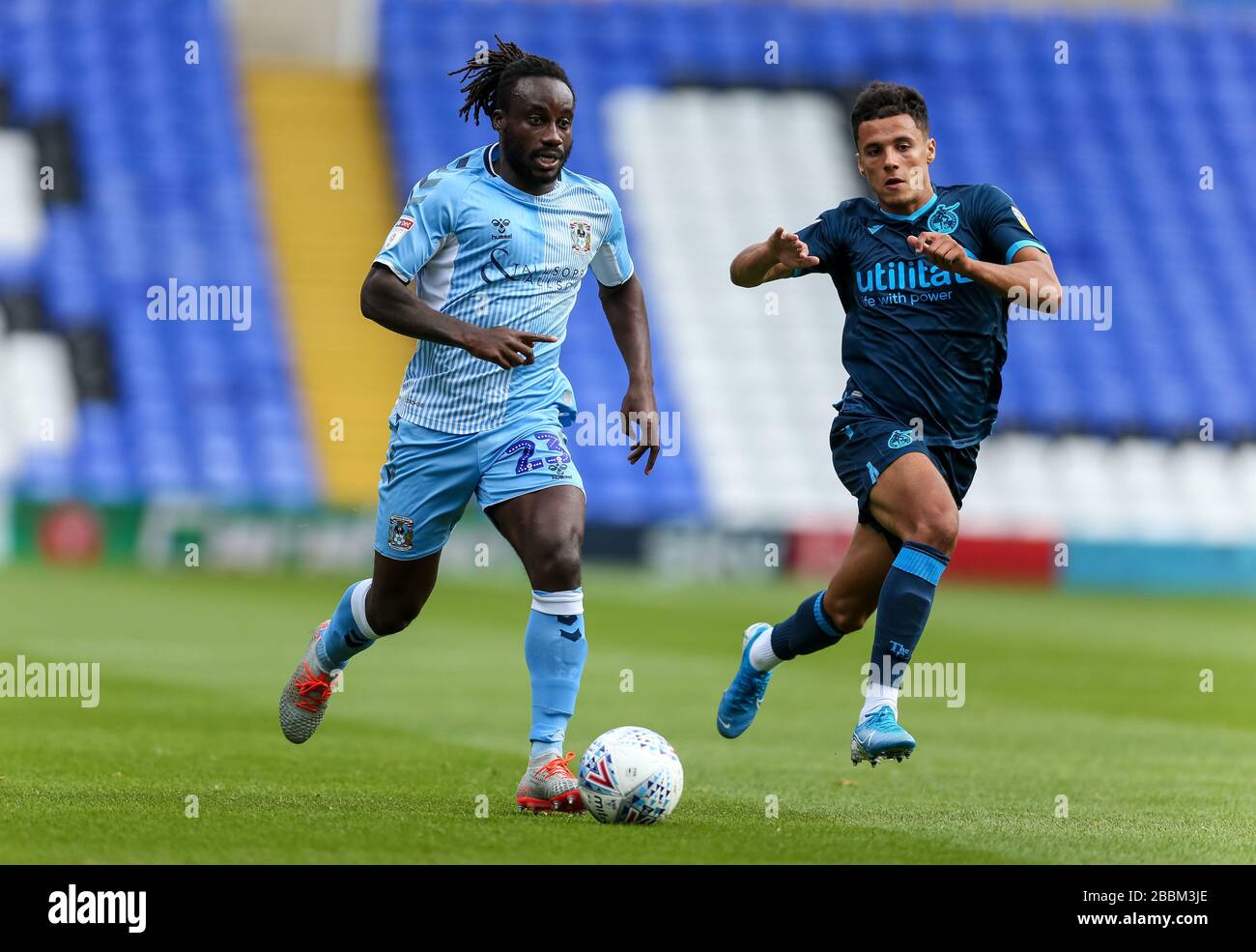 Fankaty Dabo de Coventry City et Tyler Smith de Bristol Rovers Banque D'Images