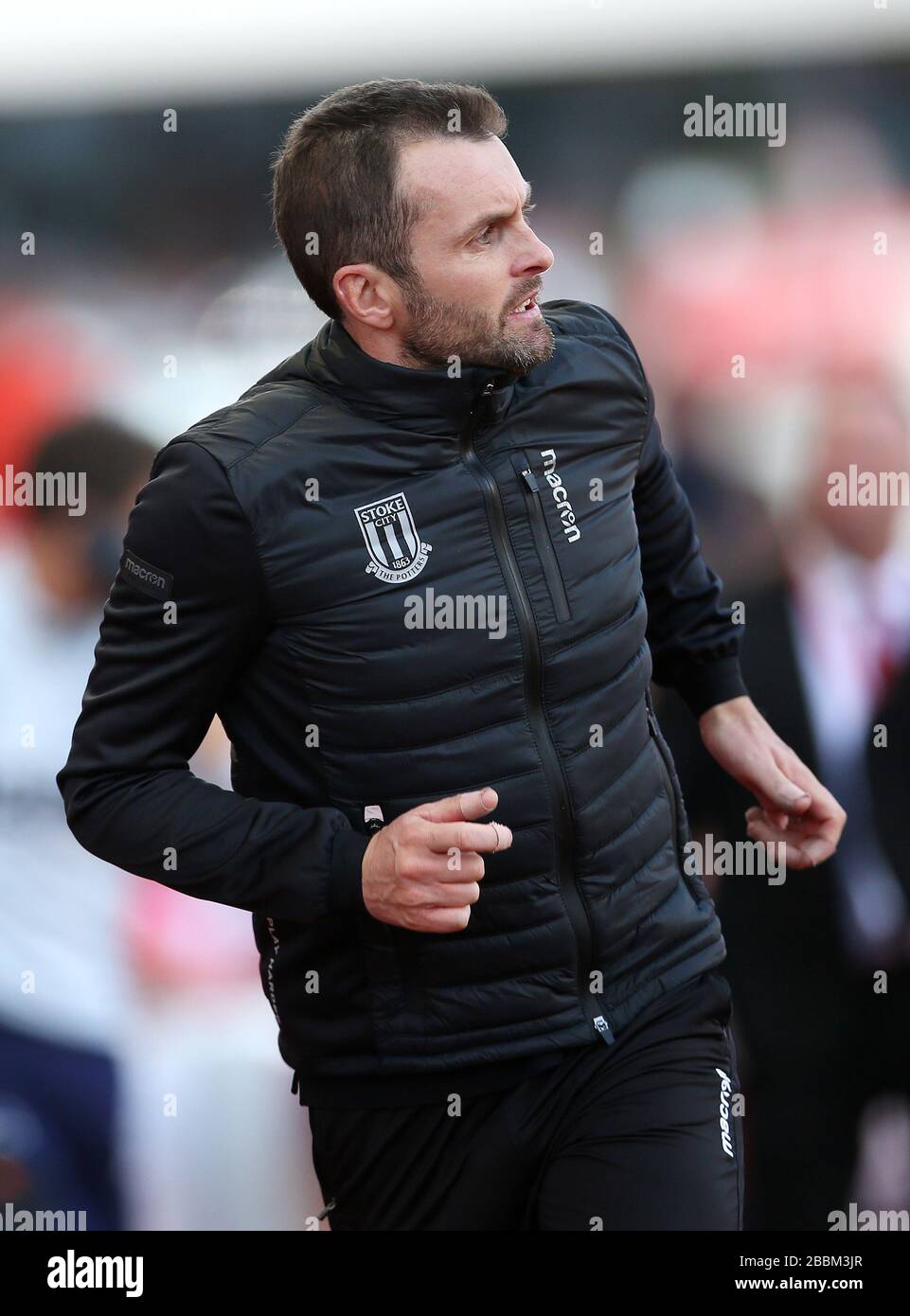 Nathan Jones, responsable de Stoke City, retourne dans les vestiaires à la fin de la première moitié du match du championnat Sky Bet au stade de la meilleure 365. Banque D'Images