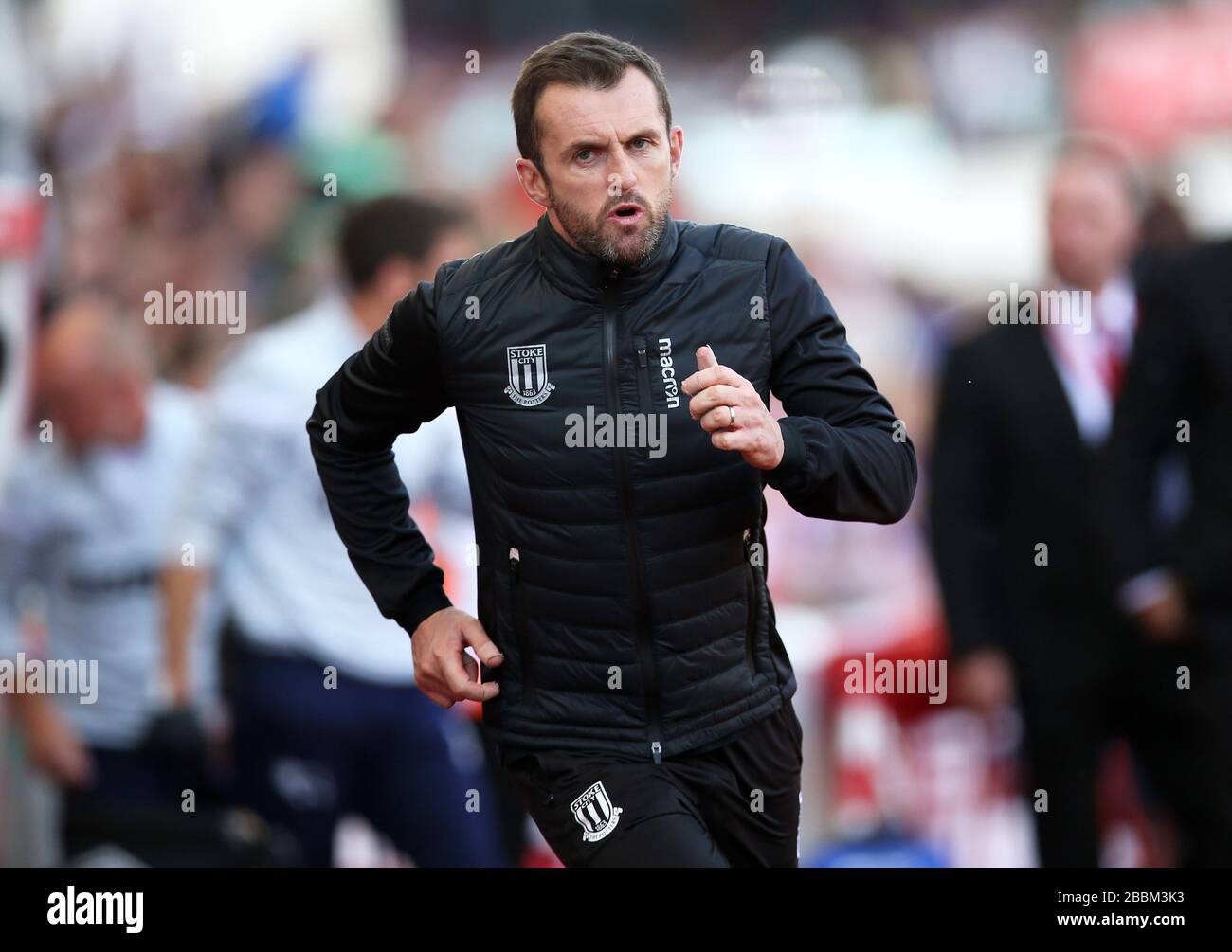 Nathan Jones, responsable de Stoke City, retourne dans les vestiaires à la fin de la première moitié du match du championnat Sky Bet au stade de la meilleure 365. Banque D'Images