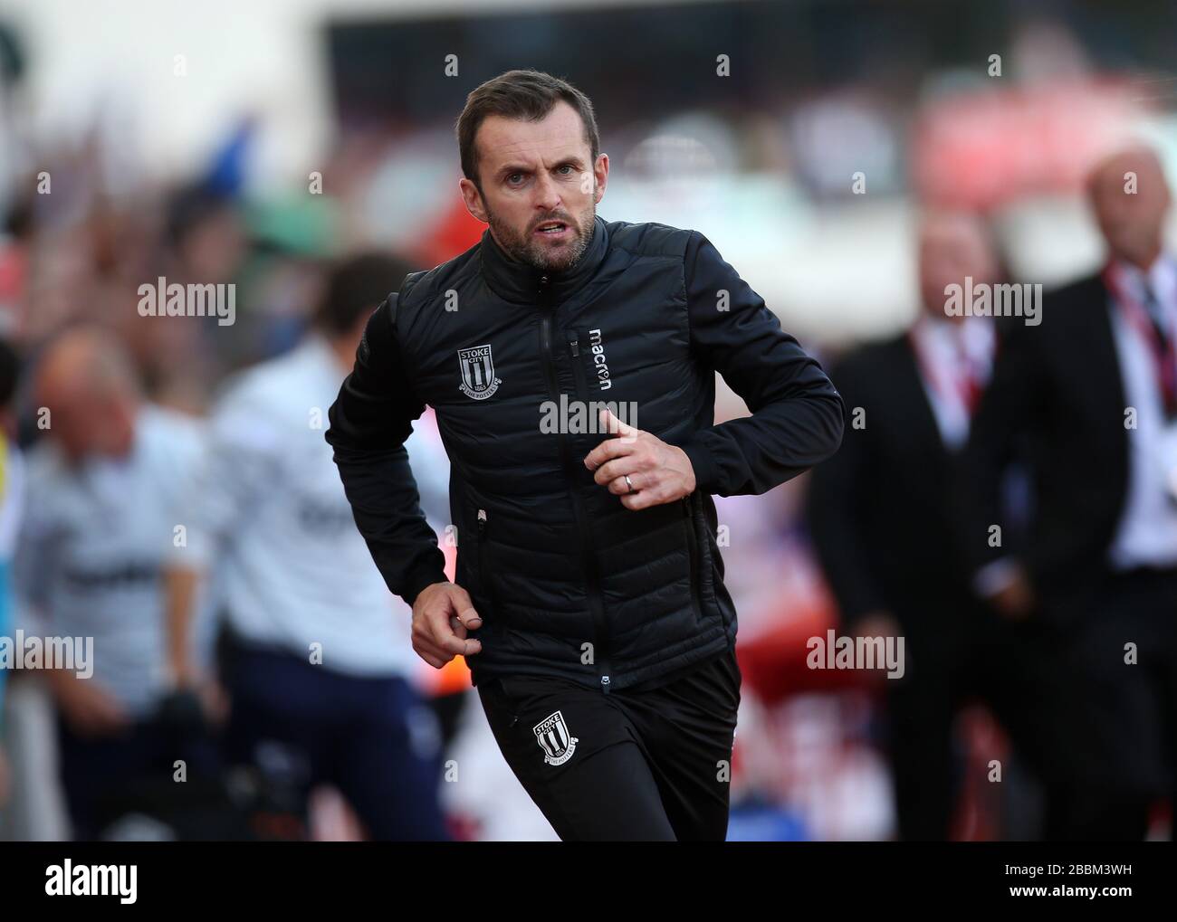 Nathan Jones, responsable de Stoke City, retourne dans les vestiaires à la fin de la première moitié du match du championnat Sky Bet au stade de la meilleure 365. Banque D'Images