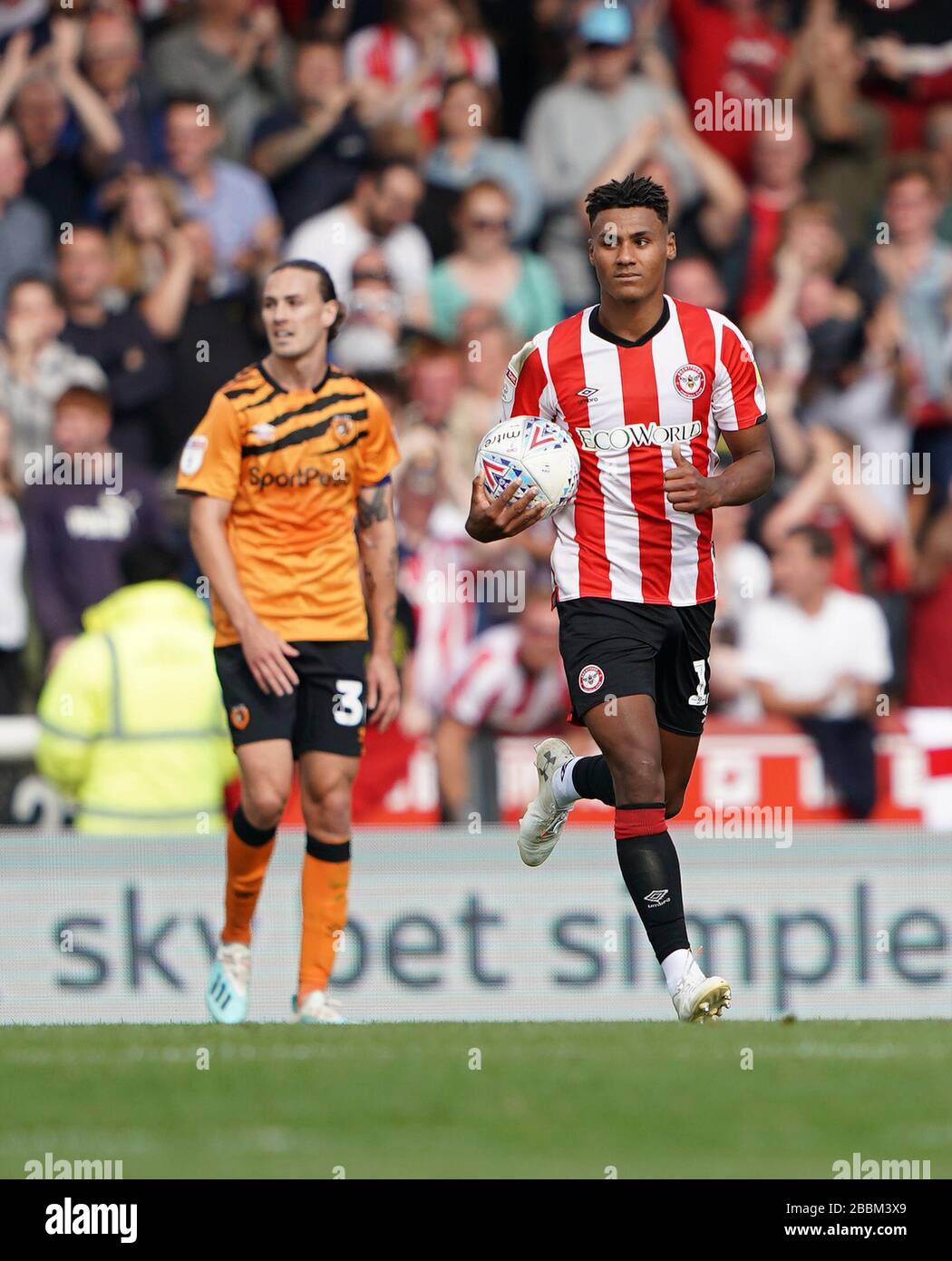 Ollie Watkins de Brentford (à droite) ramène le ballon à la ligne à mi-chemin après avoir marqué le premier but de son côté Banque D'Images