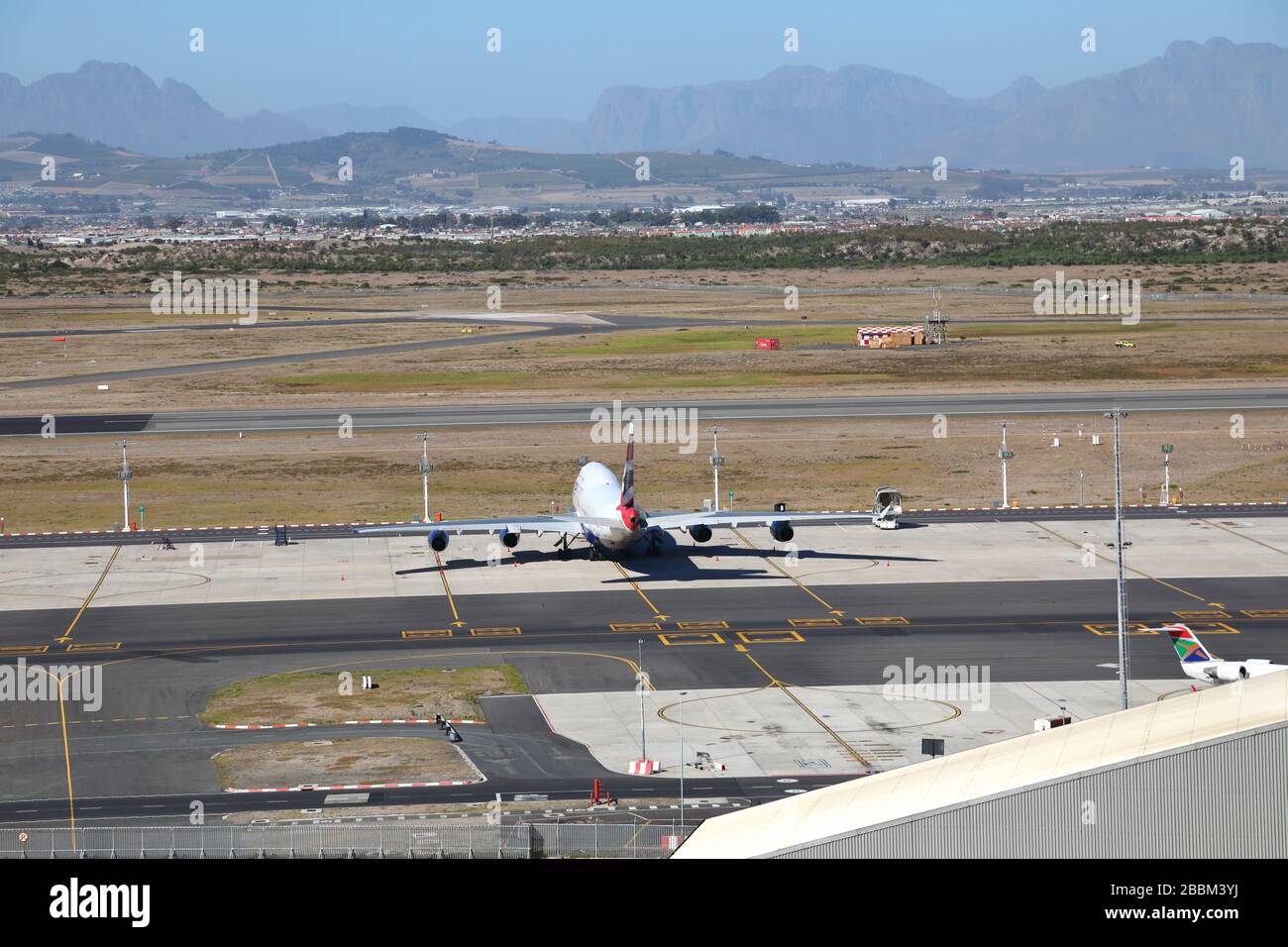 Photo aérienne d'un avion de ligne sur le tablier à l'aéroport international du Cap Banque D'Images