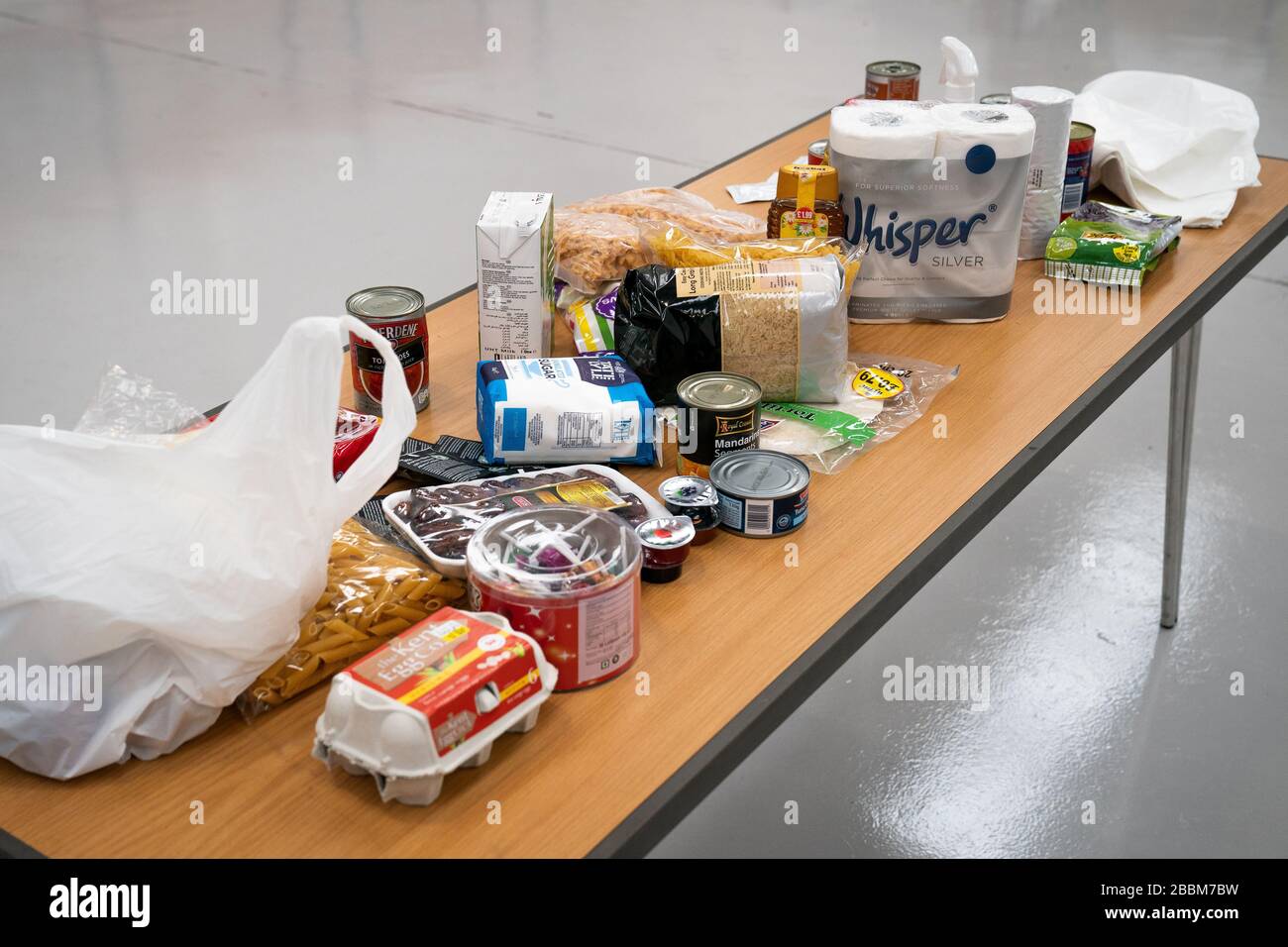 Le contenu d'un ensemble alimentaire typique lors du lancement du centre d'approvisionnement d'Enfield Council à Enfield, dans le nord de Londres. La plate-forme à grande échelle, qui coordonnera les ramasseurs de pharmacie et livrera des aliments et d'autres fournitures aux résidents, est composée de travailleurs du Conseil d'Enfield. Banque D'Images