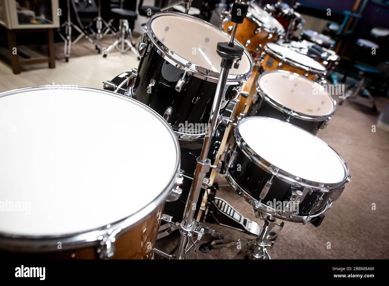 Kit tambour professionnel dans l'atelier d'instruments, concept instrumental Banque D'Images