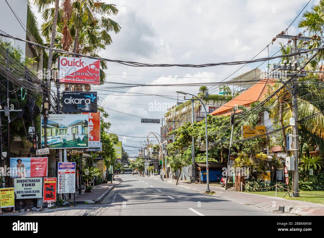 Avril 01, 2020. Rues vides de Bali. Quarantaine pour COVID-19. Petitenget,  l'un des quartiers touristiques les plus populaires de Bali. Indonésie  Photo Stock - Alamy
