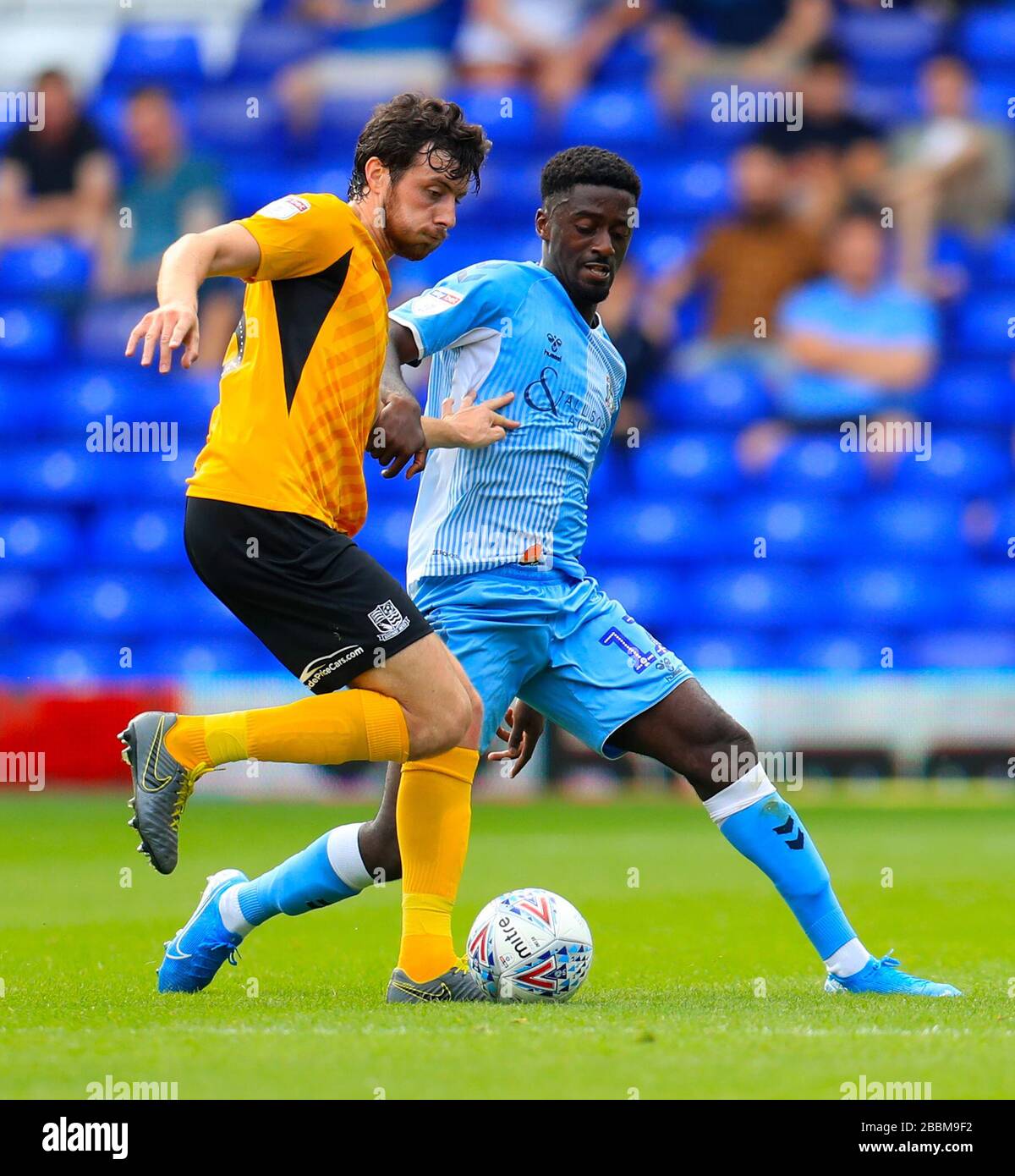 Coventry City's Jordy Hiwula (à droite) et Southend United's Joe Shaughnessy bataille pour le ballon Banque D'Images