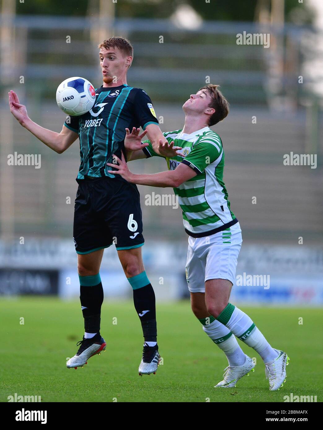 Jay Fulton de Swansea City (à gauche) et Tom Bradbury (à droite) de Yeovil Town se battent pour le ballon Banque D'Images