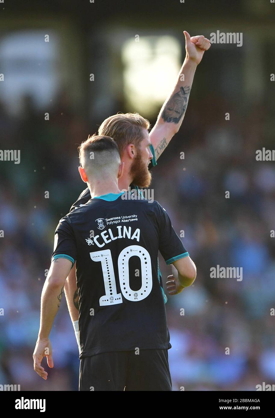 Bersant Celina (à gauche) de Swansea City célèbre son premier but du jeu avec Oli McBurnie (à droite) Banque D'Images