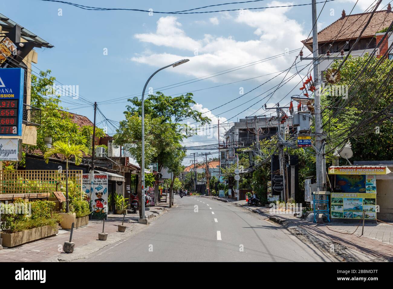 Avril 01, 2020. Rues vides de Bali. Quarantaine pour COVID-19. Petitenget, l'un des quartiers touristiques les plus populaires de Bali. Indonésie. Banque D'Images