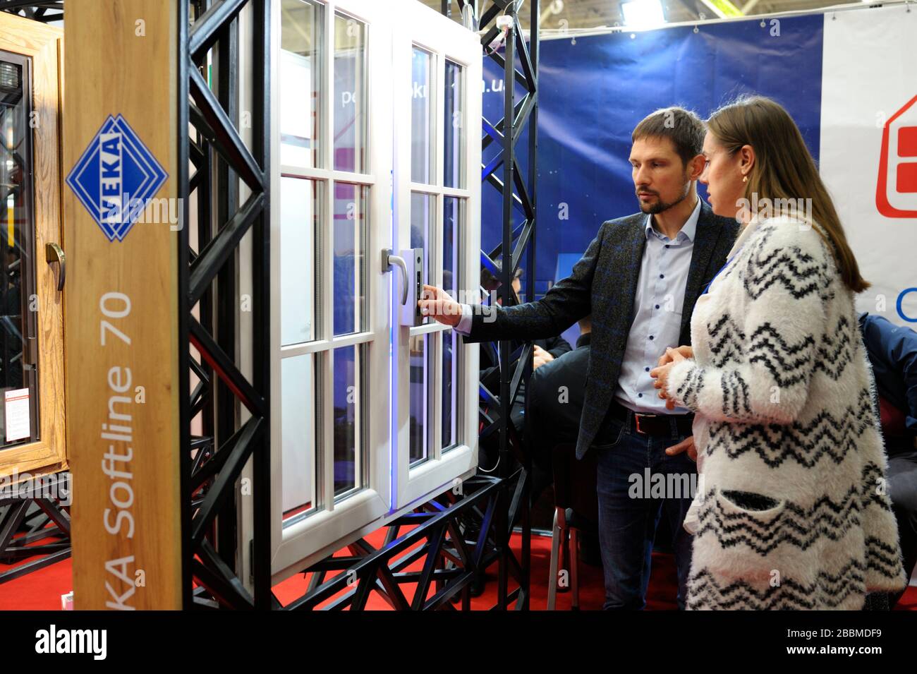 Responsable des ventes montrant aux femmes clientes de nouvelles fenêtres conçues à la boutique de meubles. 6 novembre 2019.Kiev, Ukraine Banque D'Images